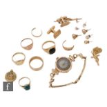 A small parcel lot of assorted 9ct jewellery to include swivel cufflinks, five various rings, a St