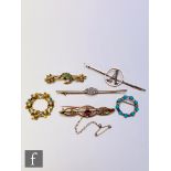 Six assorted early 20th Century and later brooches to include 9ct and 15ct examples, total weight