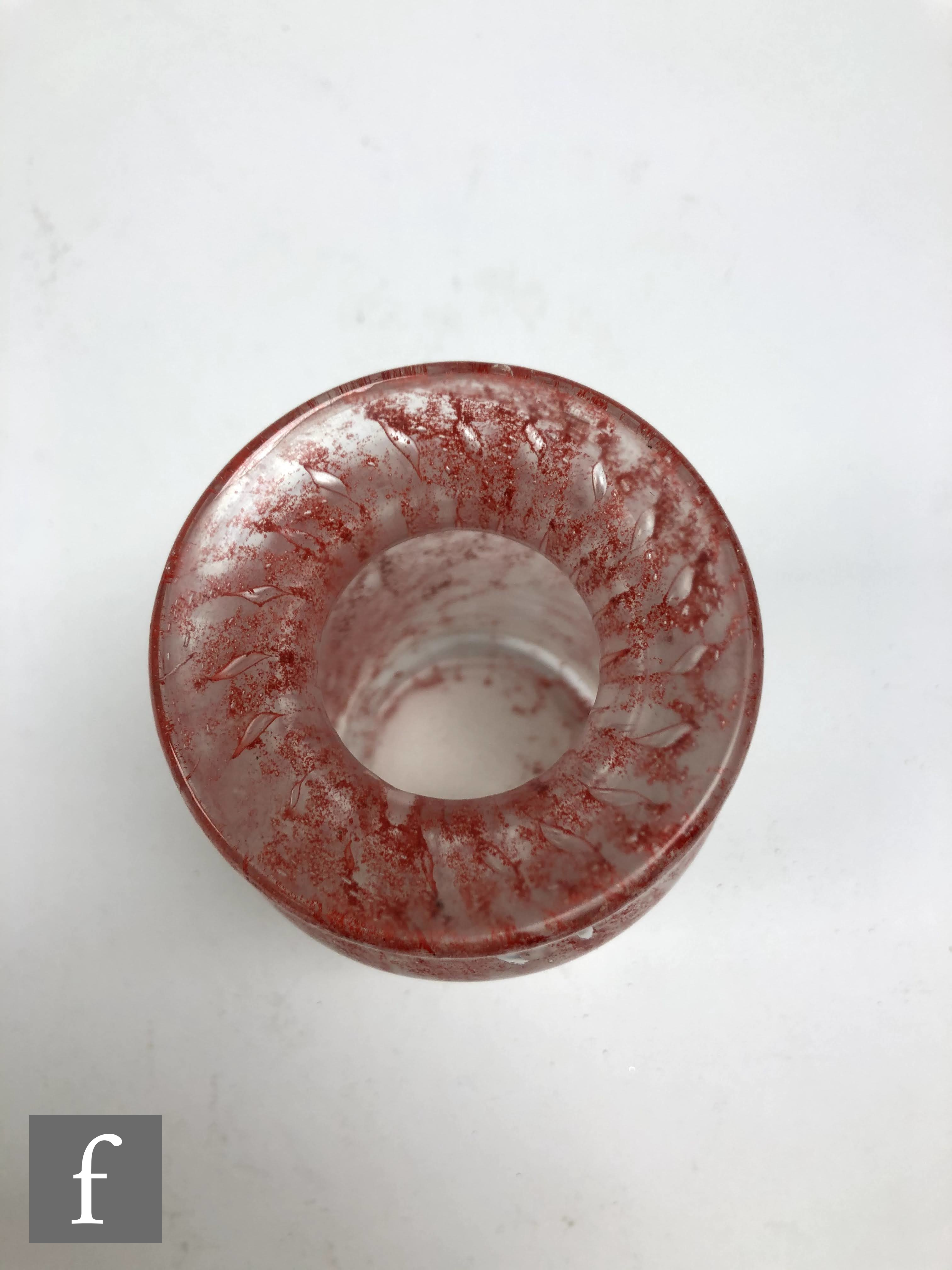 Four pieces of mid-century glass comprising an Ercole Barovier barrel vase in red with airbubble - Image 3 of 6