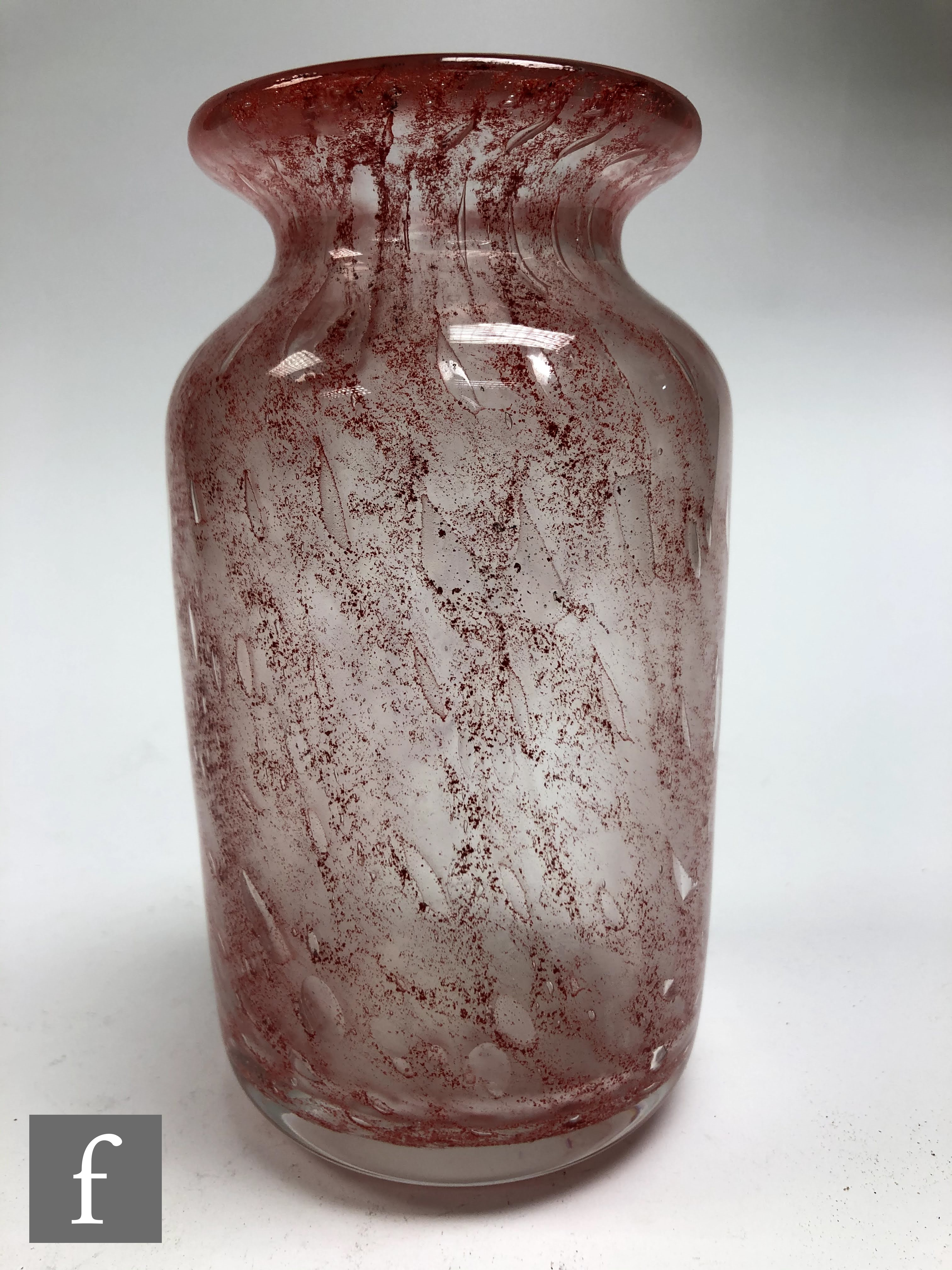 Four pieces of mid-century glass comprising an Ercole Barovier barrel vase in red with airbubble - Image 2 of 6