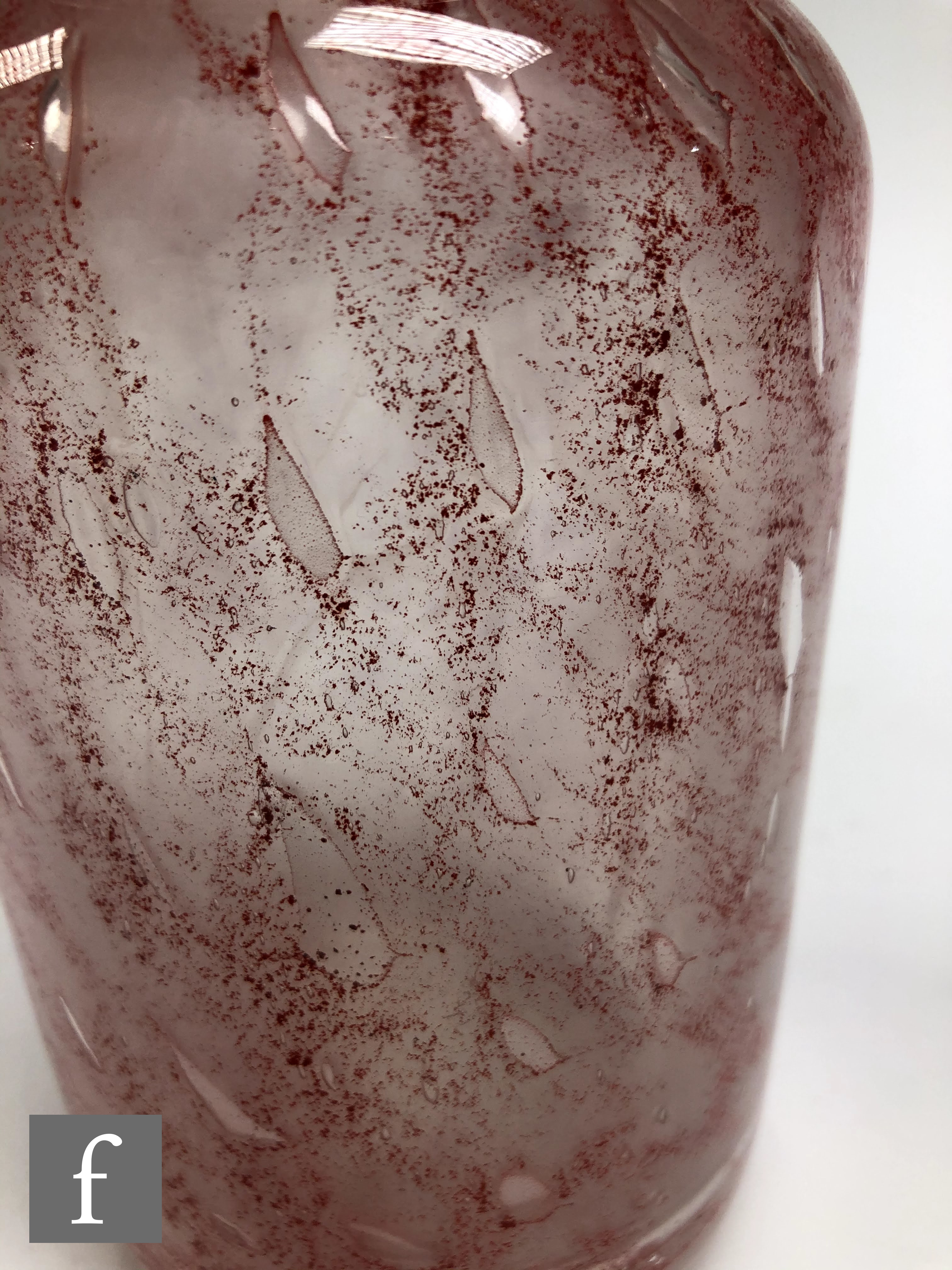 Four pieces of mid-century glass comprising an Ercole Barovier barrel vase in red with airbubble - Image 4 of 6