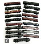 Nineteen HO gauge Marklin tinplate coaches, to include DSG Speisewagen in red, DB first class in