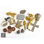 A small parcel lot of assorted jewellery to include a pair of silver hallmarked modern earrings, a