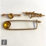 An early 20th Century 9ct kilt pin detailed with a single collar set citrene, length 7cm , weight