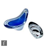 Paul Kedelv - Flygfors - A small Coquille range glass bowl of tear drop form with a pulled rim,