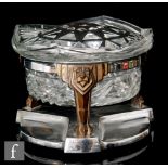 Hailwood & Ackroyd - A 1930s Art Deco clear cut crystal glass bowl of circular form with a chevron