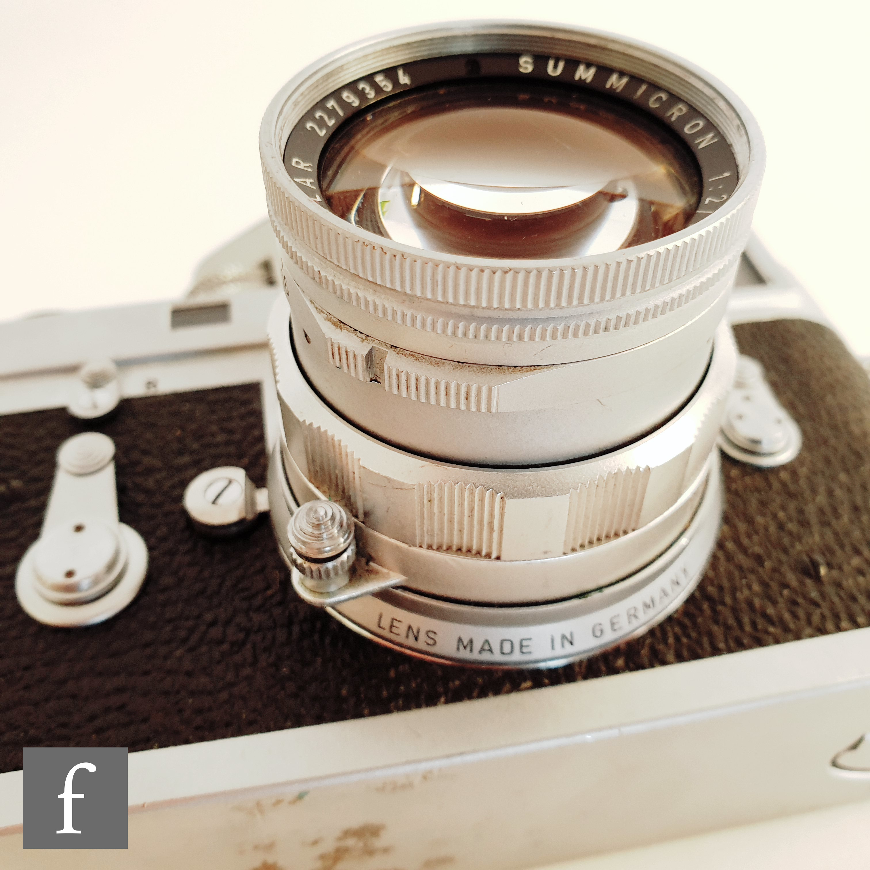 A Leica M2 rangefinder camera, circa 1960, serial number 982140, chrome body, with fitted M2 - Image 4 of 10