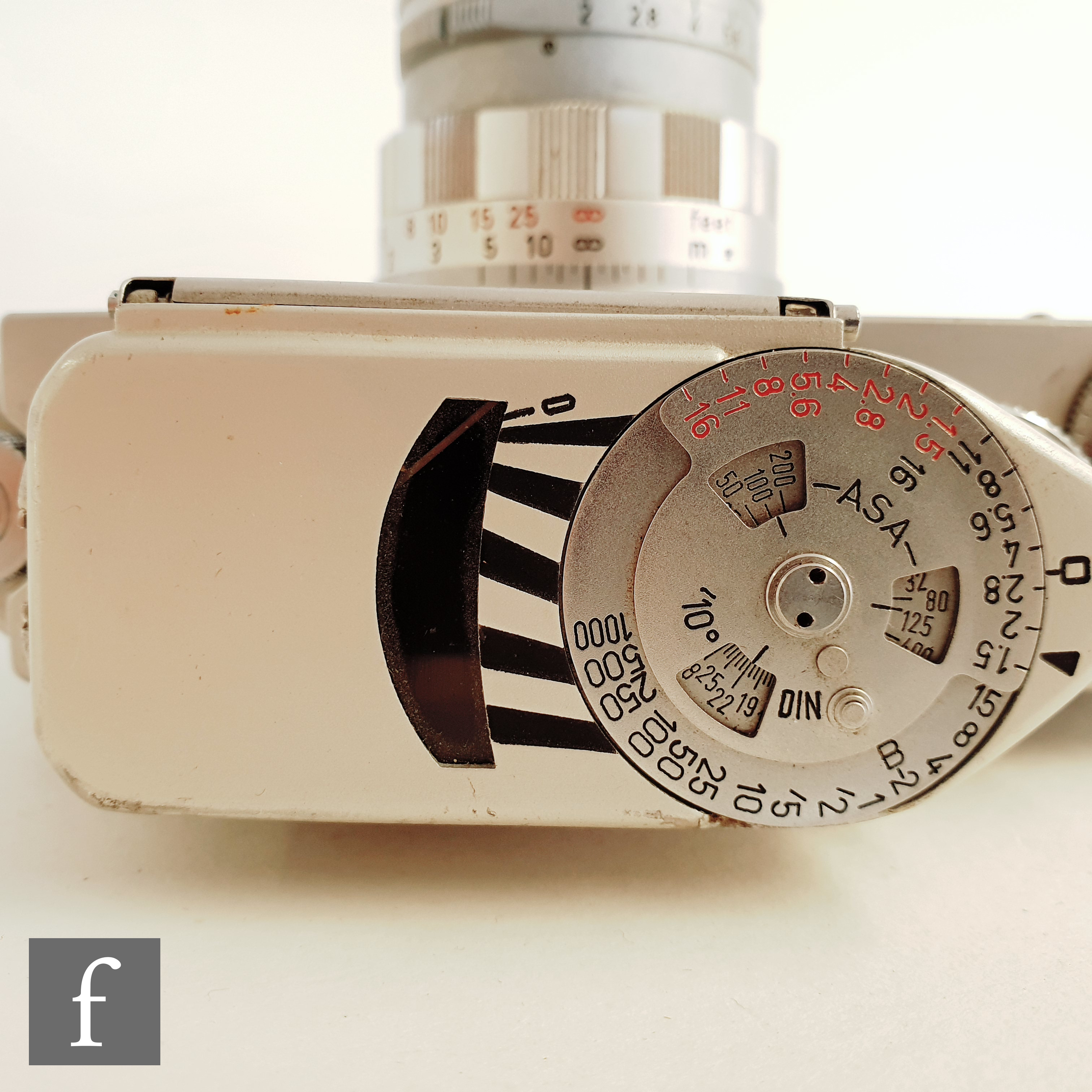 A Leica M2 rangefinder camera, circa 1960, serial number 982140, chrome body, with fitted M2 - Image 6 of 10
