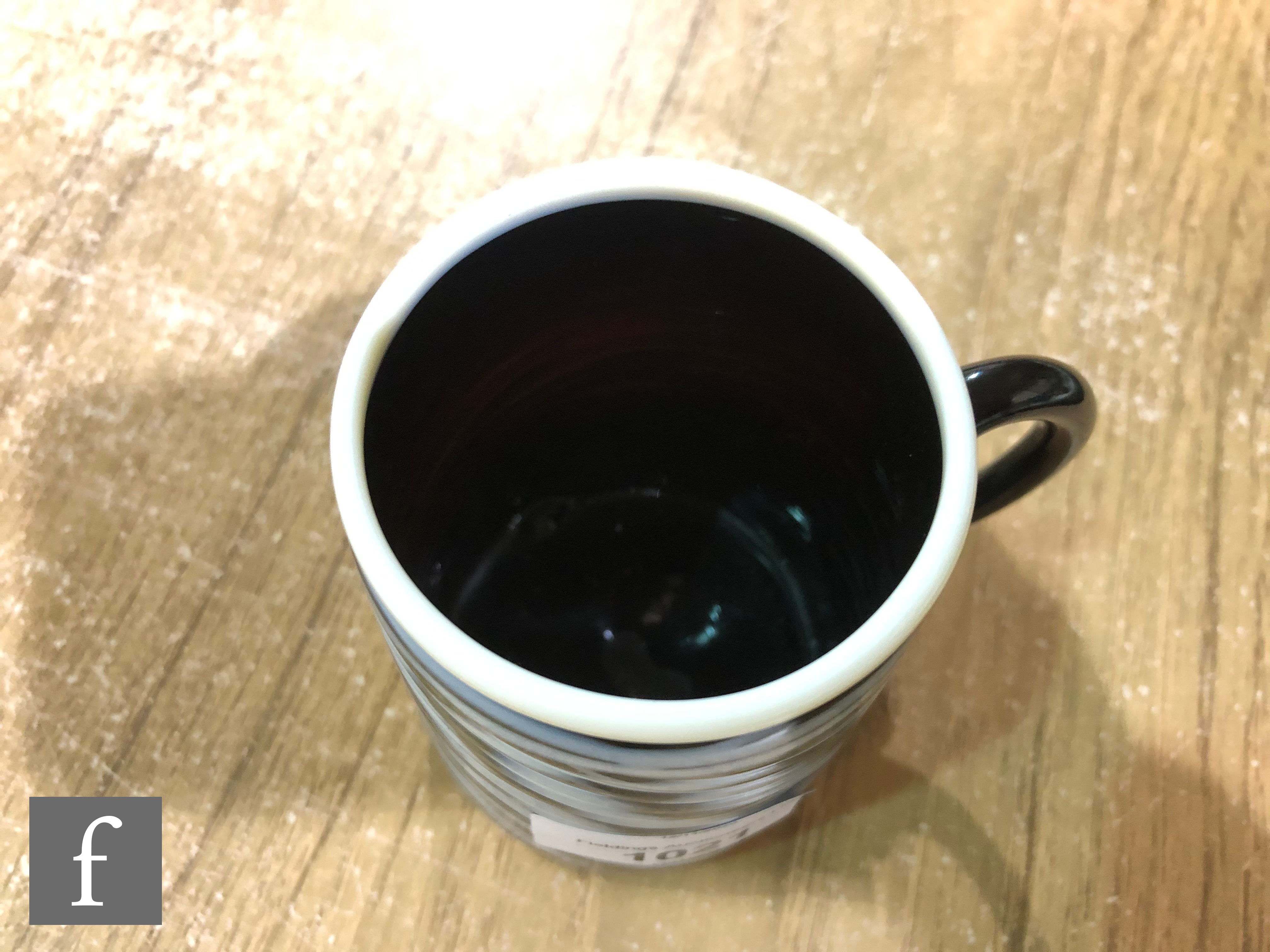 A 19th Century English Nailsea black and white pulled thread tankard, circa. 1840, with applied - Image 6 of 7