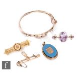 A small parcel lot of jewellery to include a 9ct bangle and two 9ct brooches, total weight 15.5g,