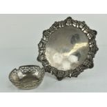 A small early Edwardian silver Salver, with gadroon and shell decorated rim, Sheffield c.