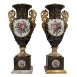 DUE VASI IN ANTICA PORCELLANA - TWO VASES IN ANCIENT PORCELAIN