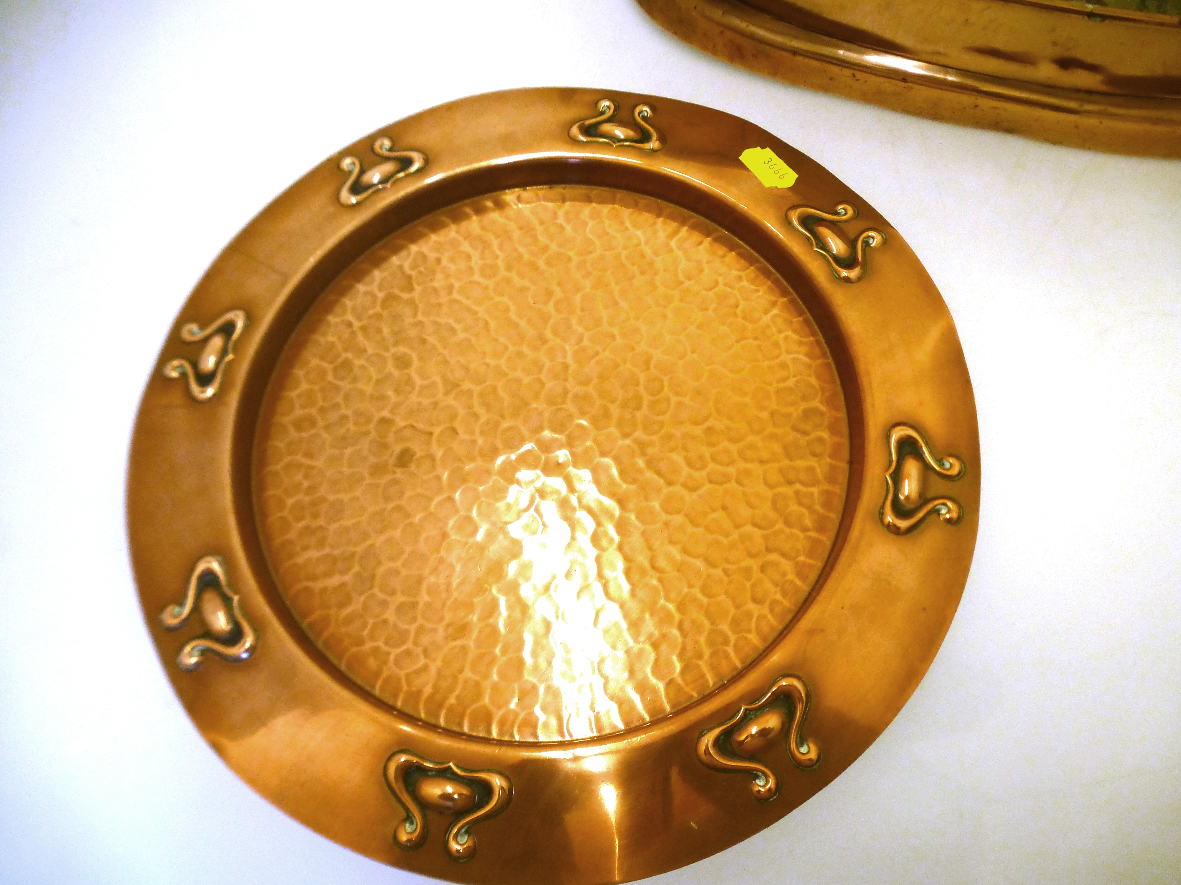 COPPER DISH (19.5" X 10.5") AND COPPER CHARGER (D: 14.5") - Image 2 of 6