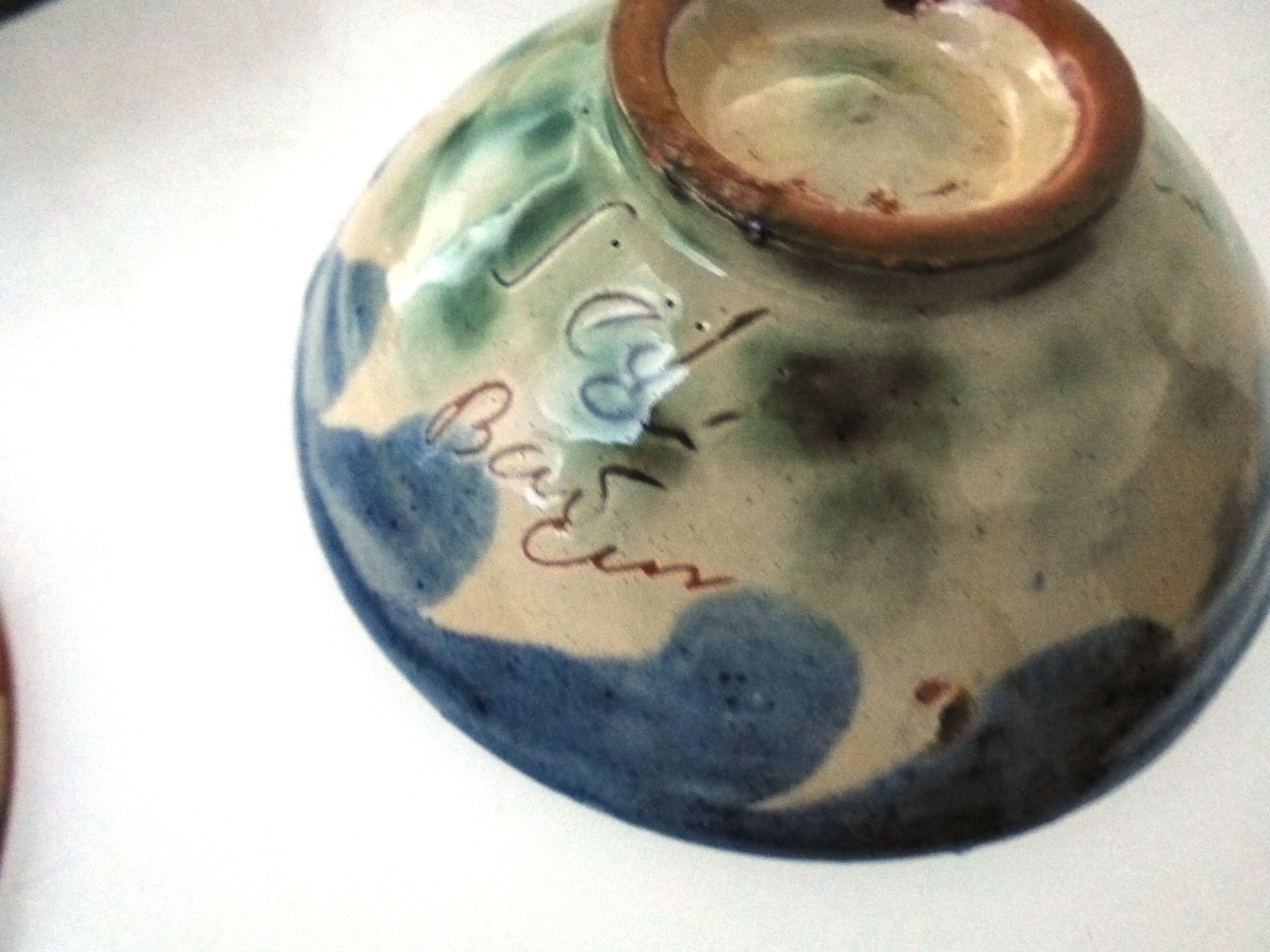 4 SIGNED ART POTTERY FISH DISHES (D: 6") AND 3 SIGNED ART POTTERY FISH PLATES (D:7") - Image 4 of 7