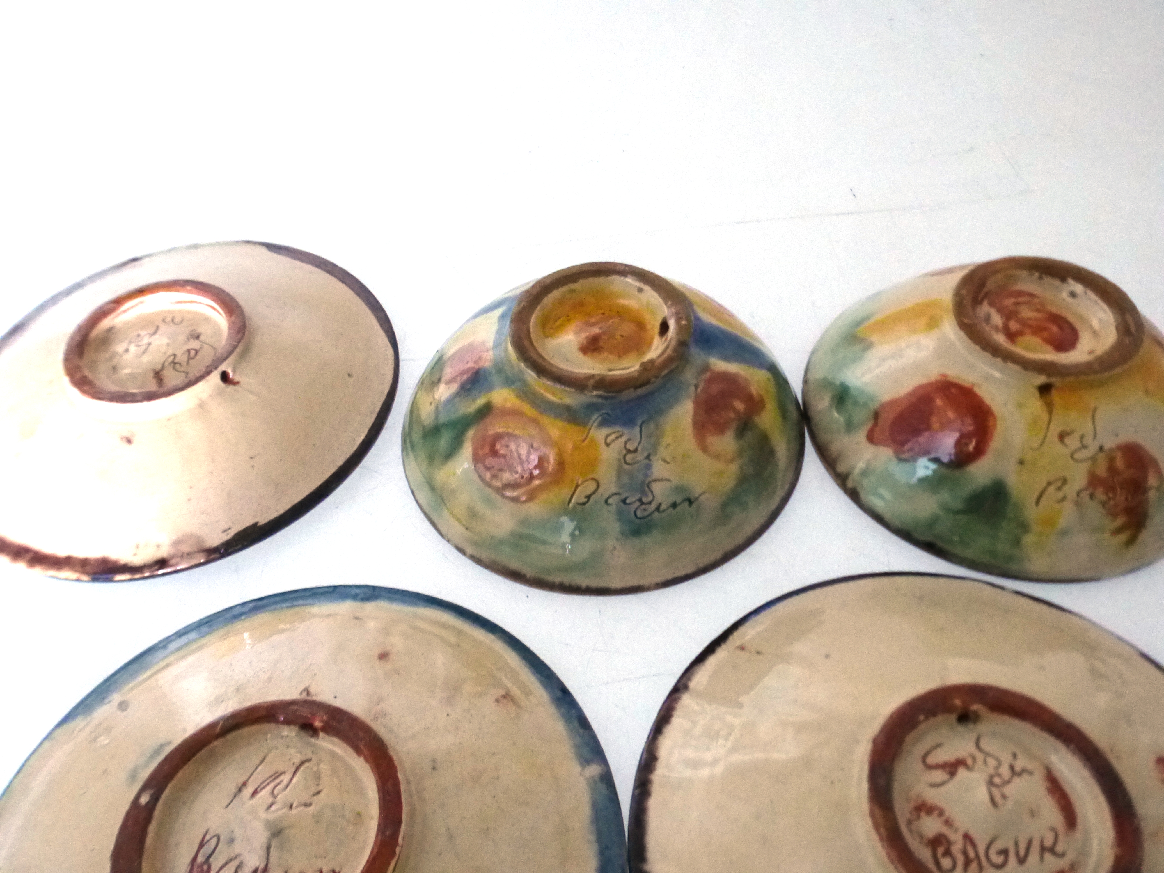 4 SIGNED ART POTTERY FISH DISHES (D: 6") AND 3 SIGNED ART POTTERY FISH PLATES (D:7") - Image 7 of 7