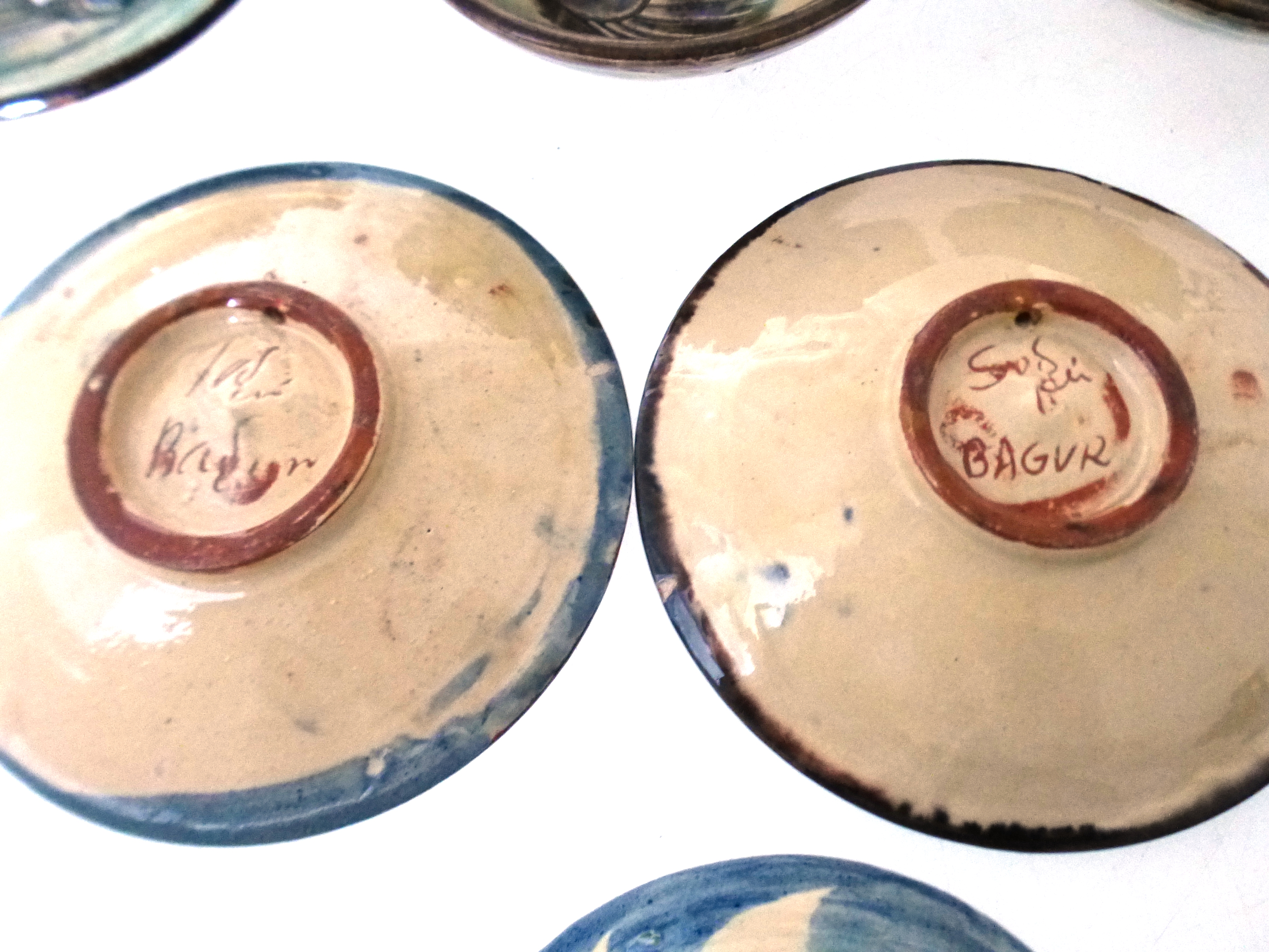 4 SIGNED ART POTTERY FISH DISHES (D: 6") AND 3 SIGNED ART POTTERY FISH PLATES (D:7") - Image 6 of 7