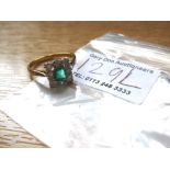 18K GOLD EMERALD AND DIAMOND RING SIZE: S TOTAL W:3.8G