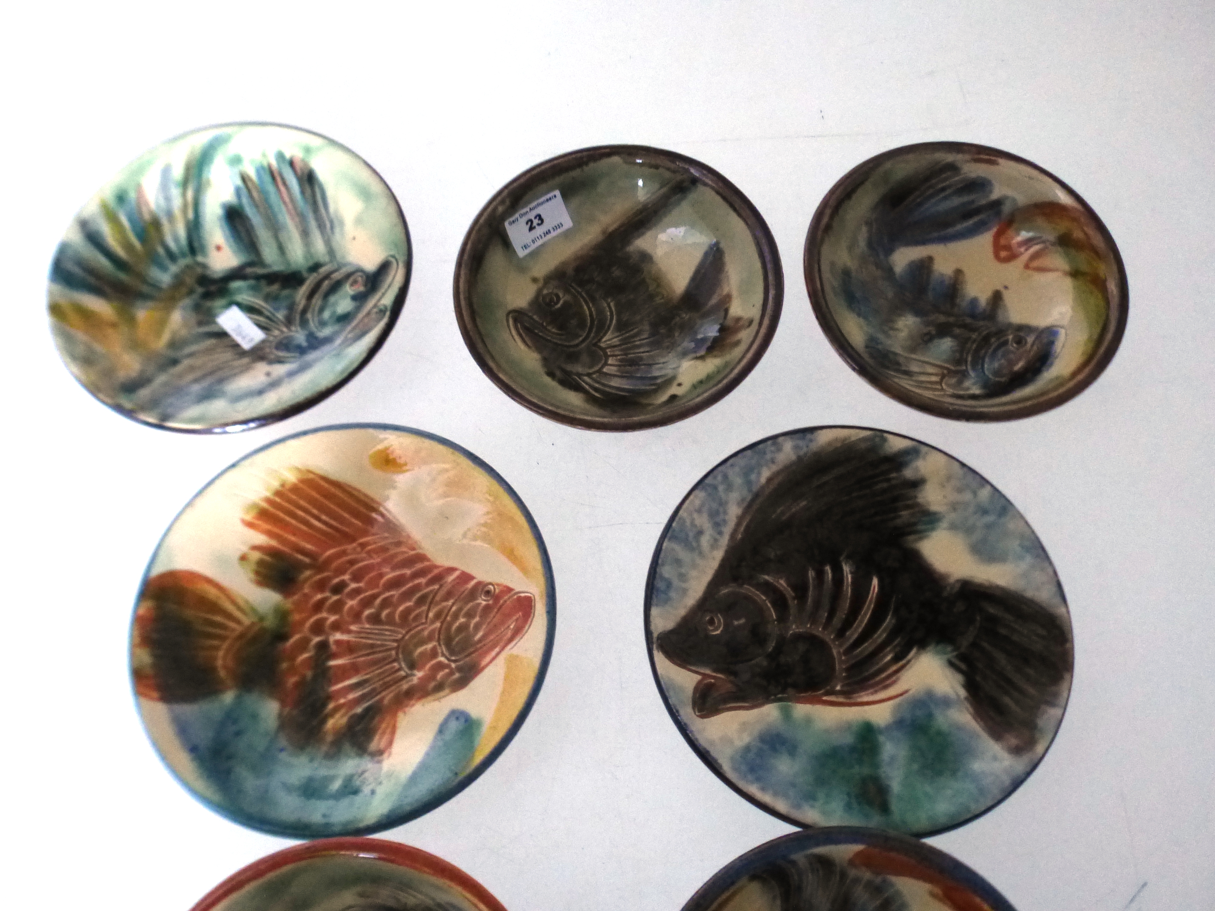 4 SIGNED ART POTTERY FISH DISHES (D: 6") AND 3 SIGNED ART POTTERY FISH PLATES (D:7") - Image 3 of 7