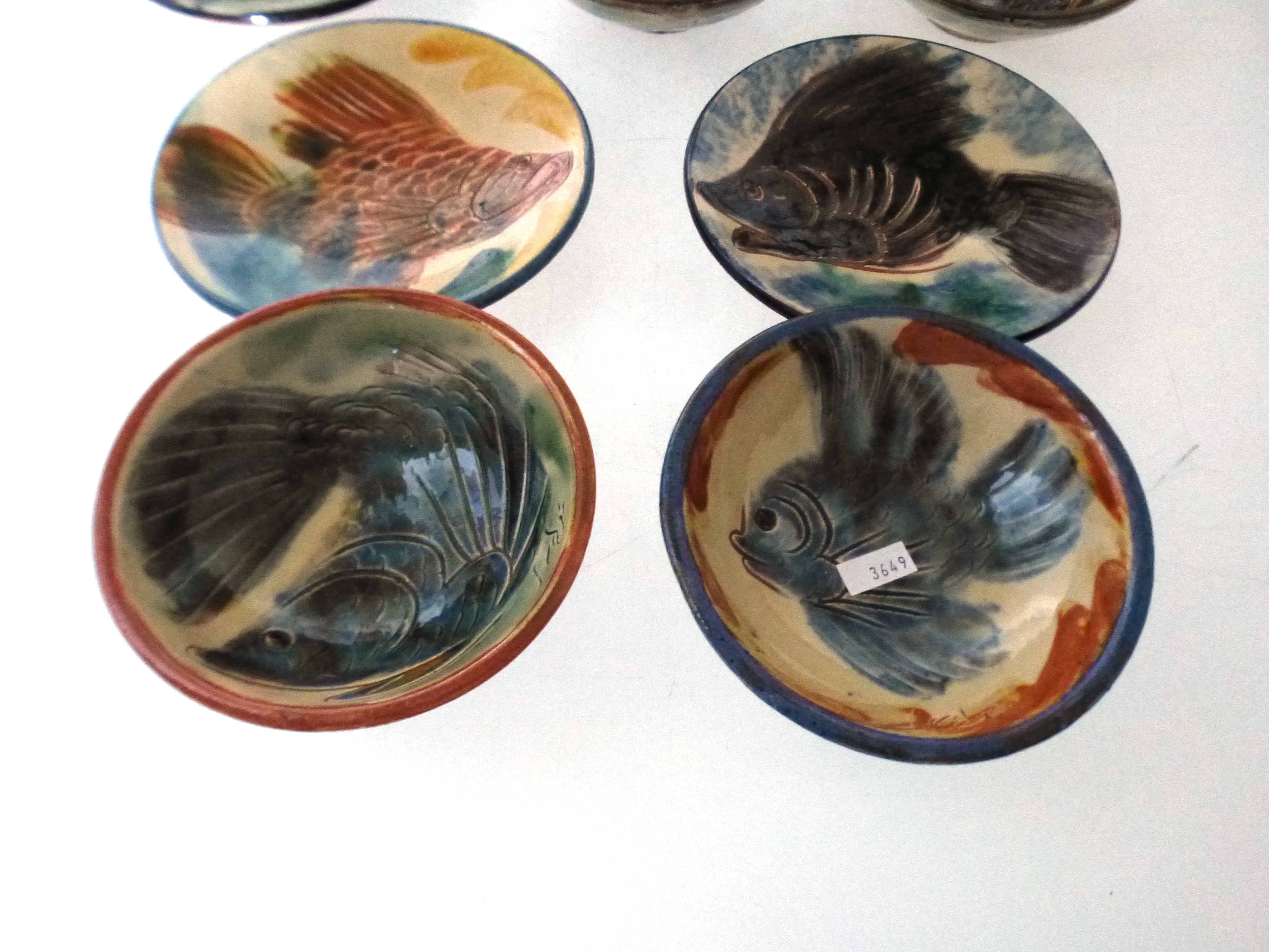 4 SIGNED ART POTTERY FISH DISHES (D: 6") AND 3 SIGNED ART POTTERY FISH PLATES (D:7") - Image 2 of 7