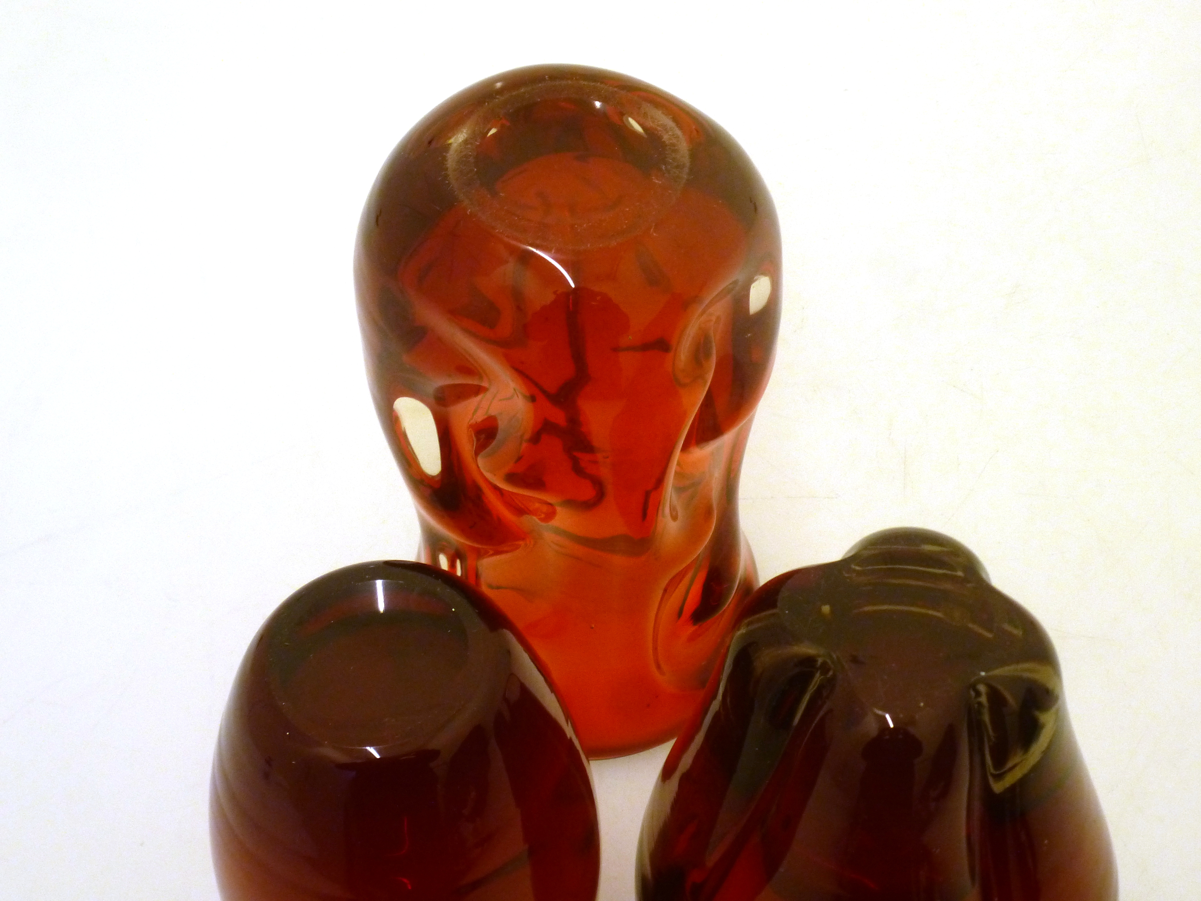 3 ASSORTED WHITEFRIARS RED GLASS VASES H: 5.5" - 7.5" - Image 3 of 3