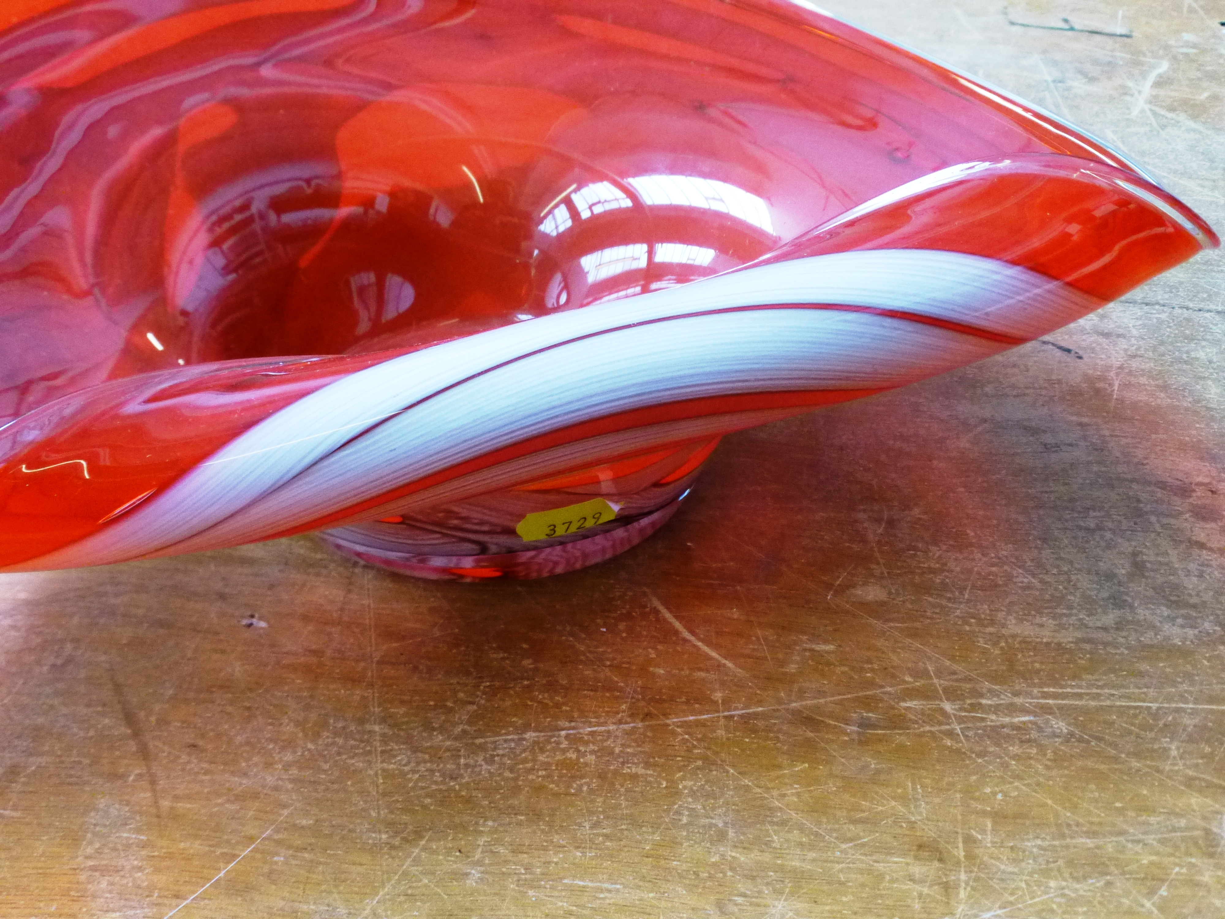 3 COLOURED GLASS VASES AND A COLOURED GLASS DISH - Image 5 of 7