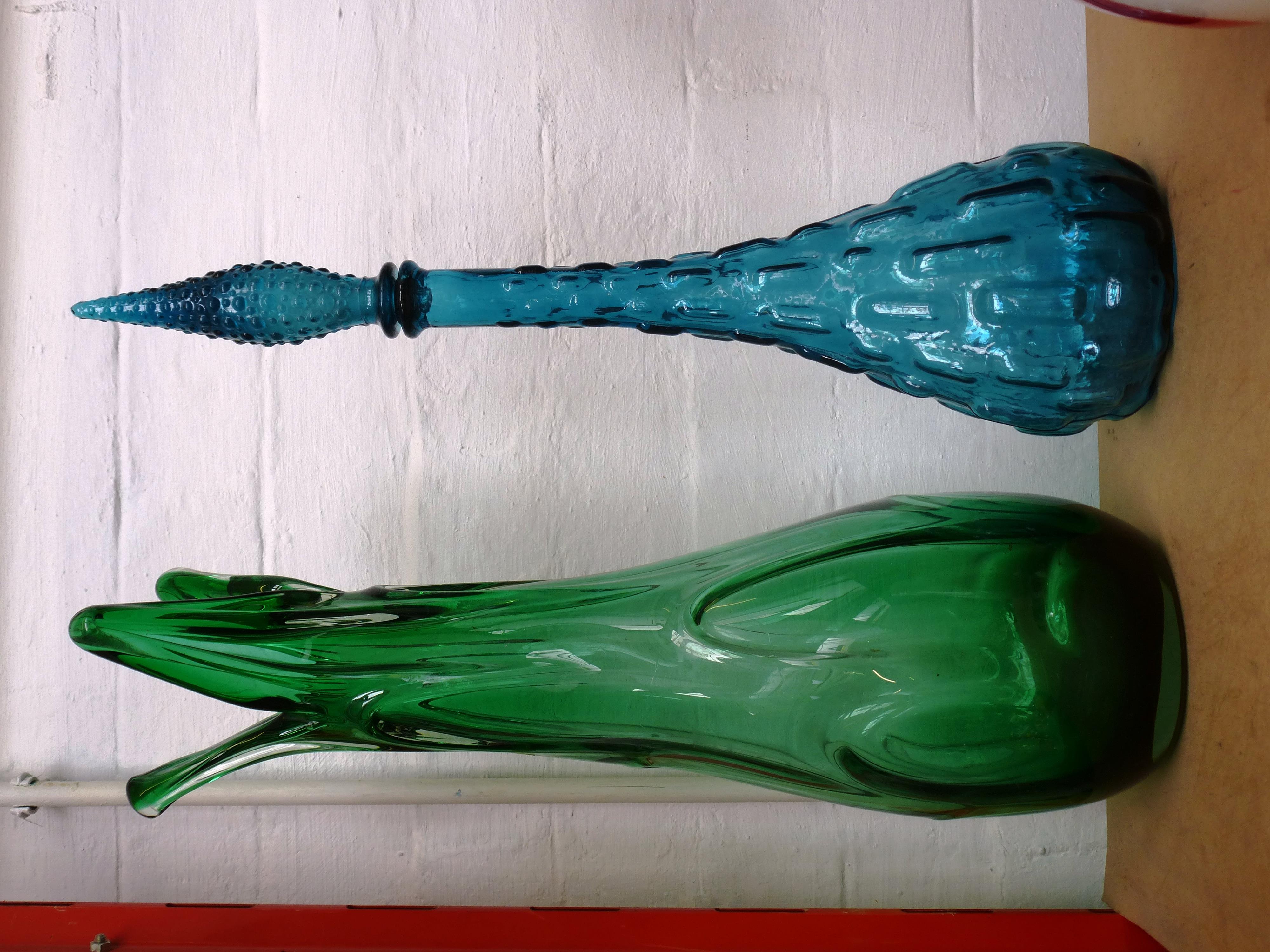 3 COLOURED GLASS VASES AND A COLOURED GLASS DISH - Image 7 of 7