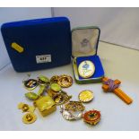 BOX OF ASSORTED COSTUME JEWELLERY INCLUDING PILL BOX, BADGES, BROOCHES ETC