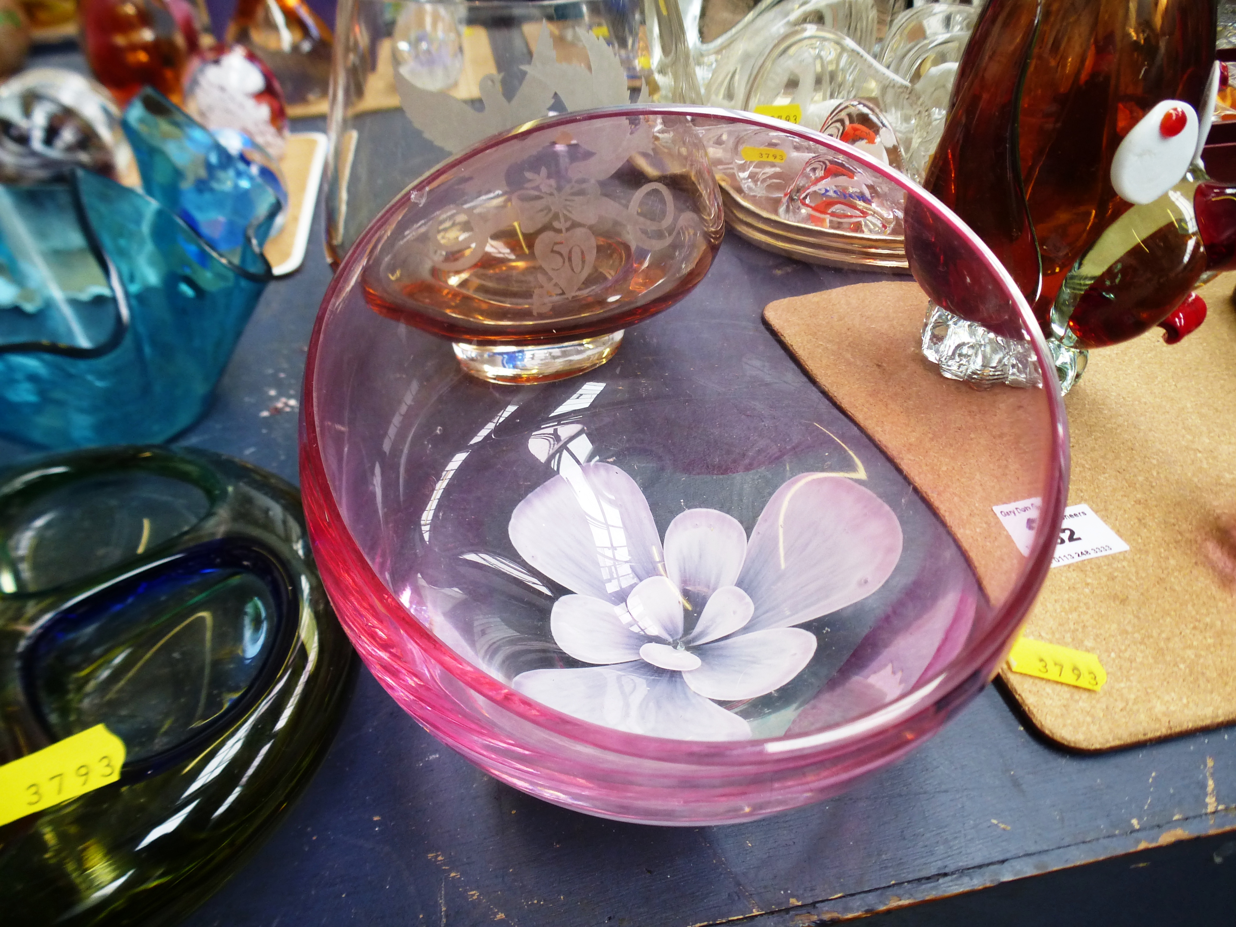 7 ASSORTED PIECES OF COLOURED GLASS INCLUDING KOSTA BODA, CHANCE GLASS AND CAITHNESS - Image 8 of 11