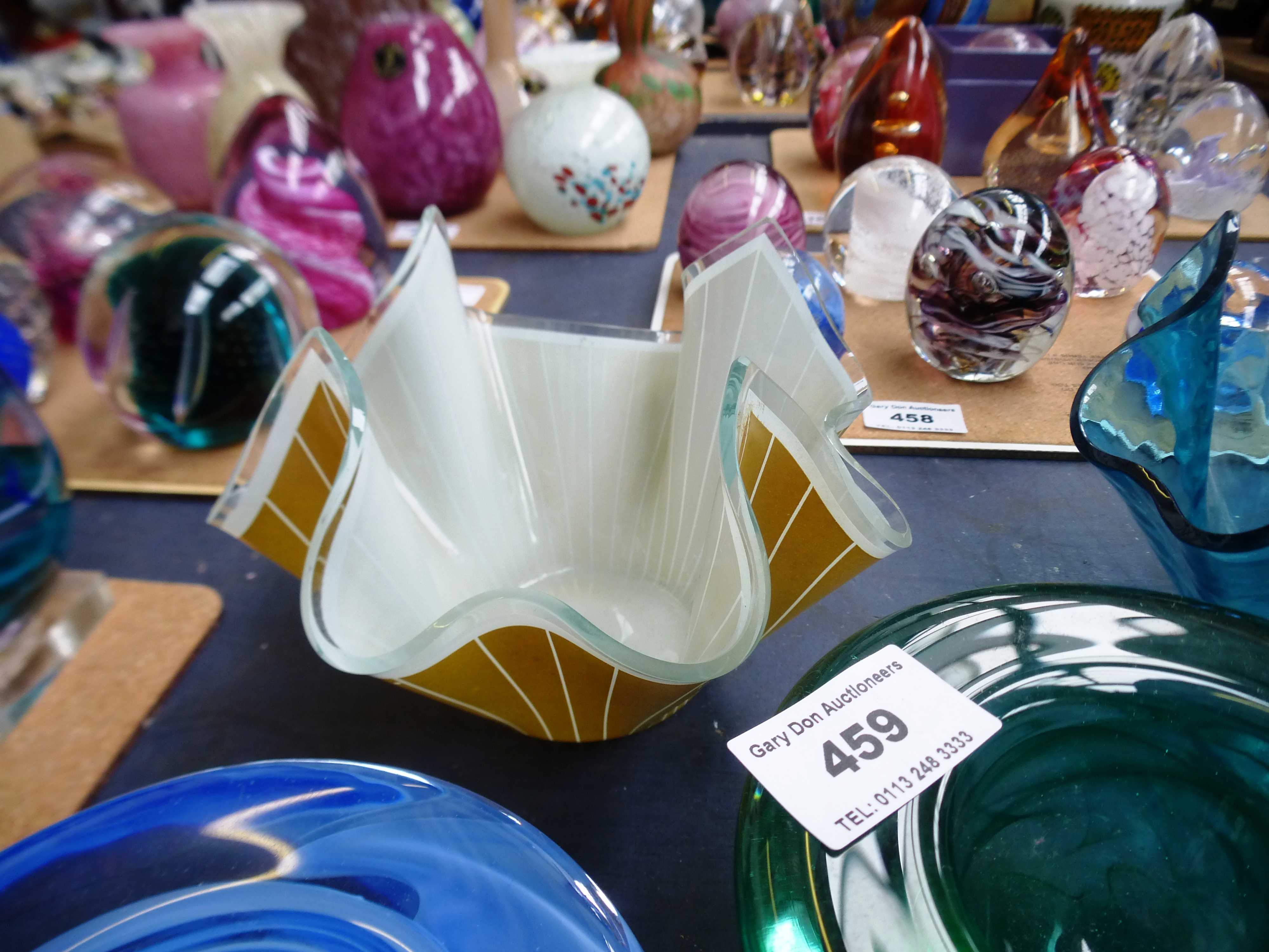 7 ASSORTED PIECES OF COLOURED GLASS INCLUDING KOSTA BODA, CHANCE GLASS AND CAITHNESS - Image 6 of 11