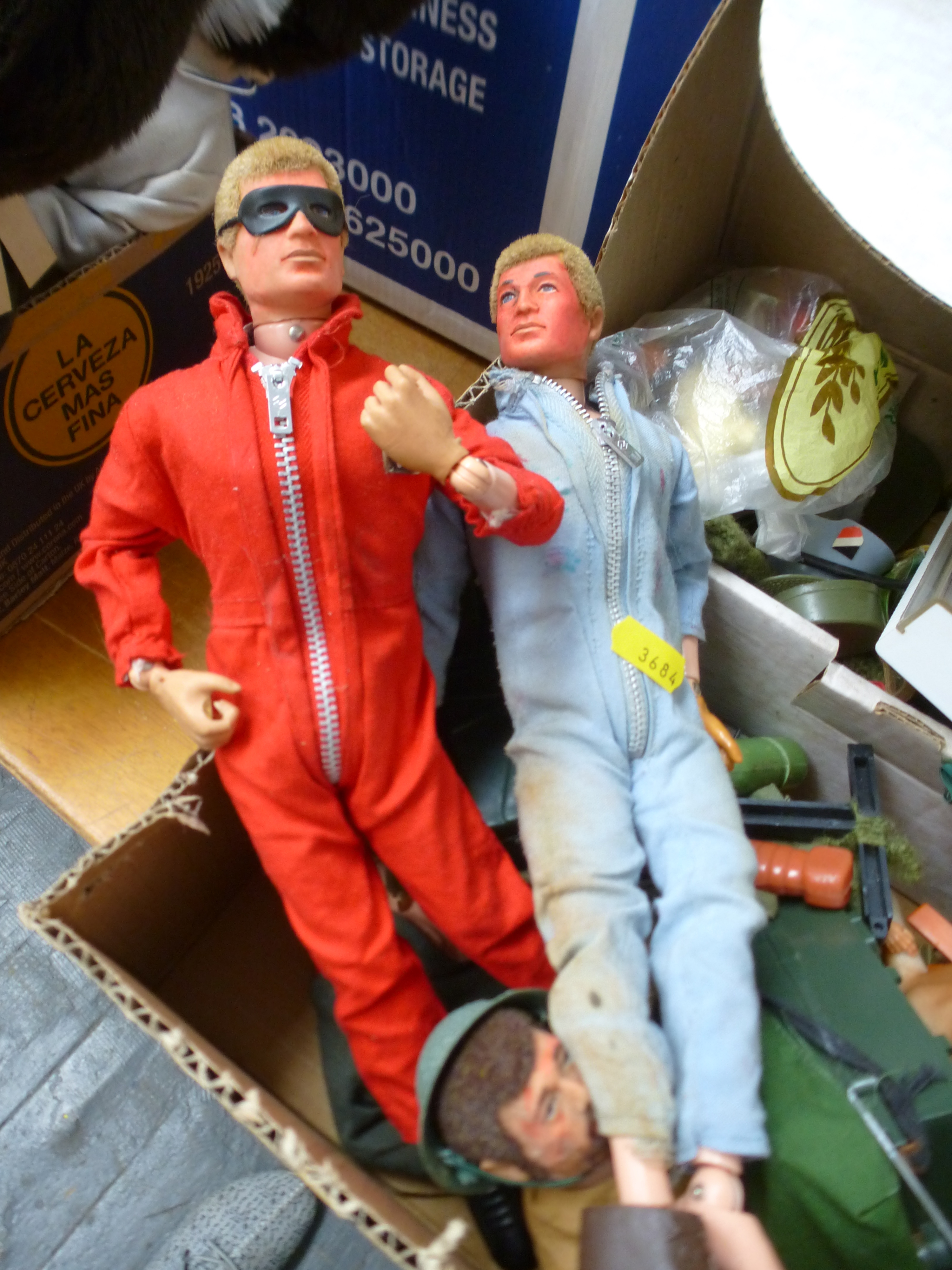 BOX OF ASSORTED ACTION MAN FIGURES AND ACCESSORIES AND A TANK - Image 3 of 18