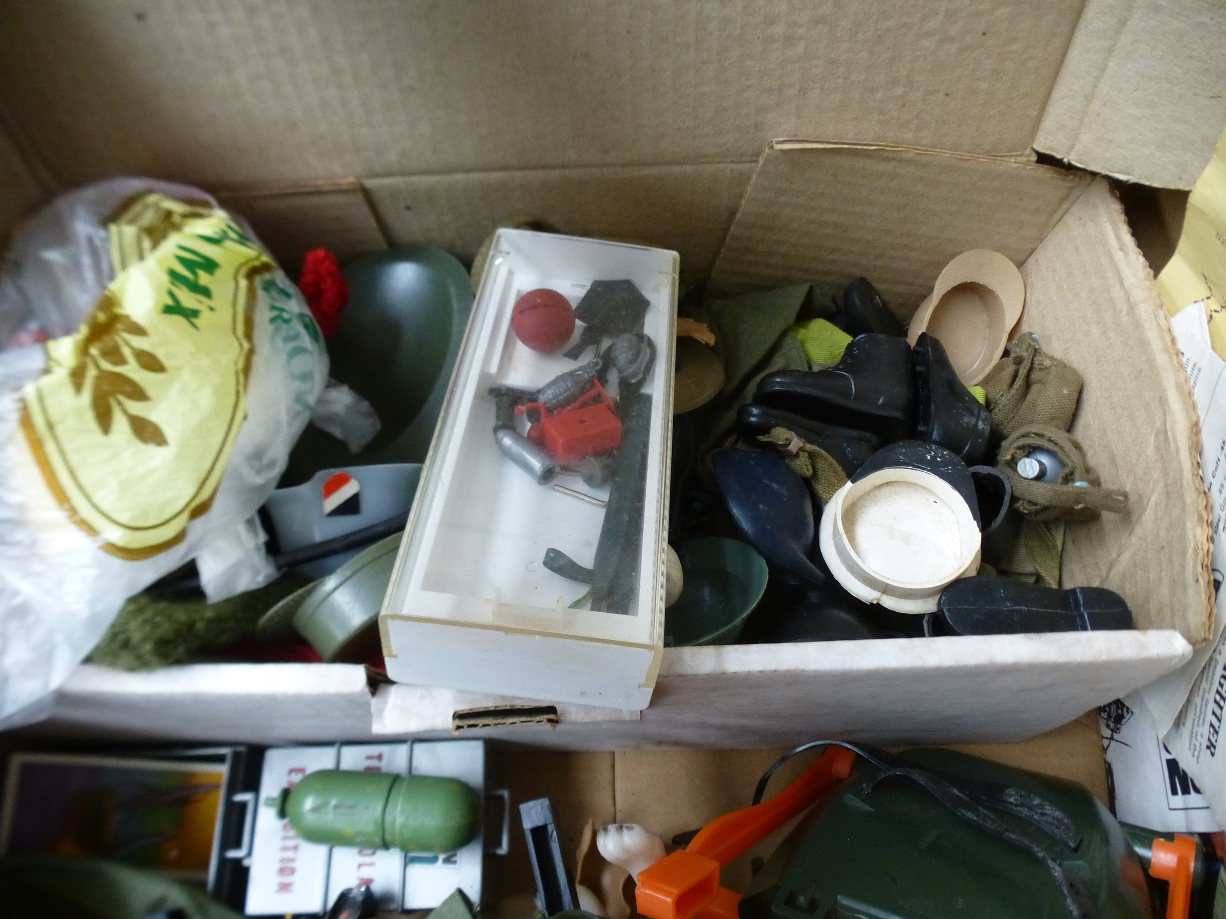 BOX OF ASSORTED ACTION MAN FIGURES AND ACCESSORIES AND A TANK - Image 8 of 18