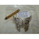 9K GOLD BROOCH (TOTAL 4.2G) AND A BUTTERFLY BROOCH