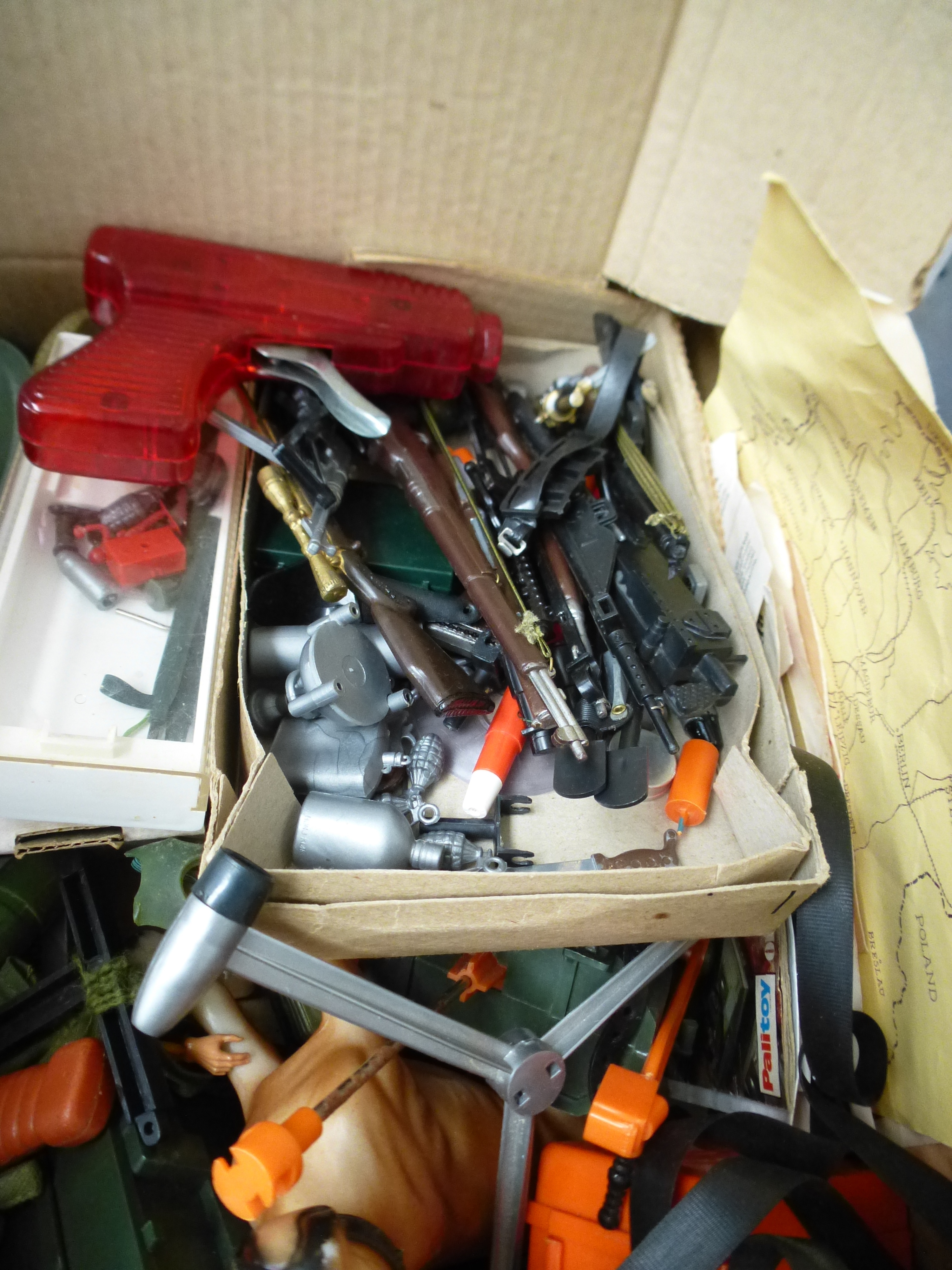 BOX OF ASSORTED ACTION MAN FIGURES AND ACCESSORIES AND A TANK - Image 2 of 18