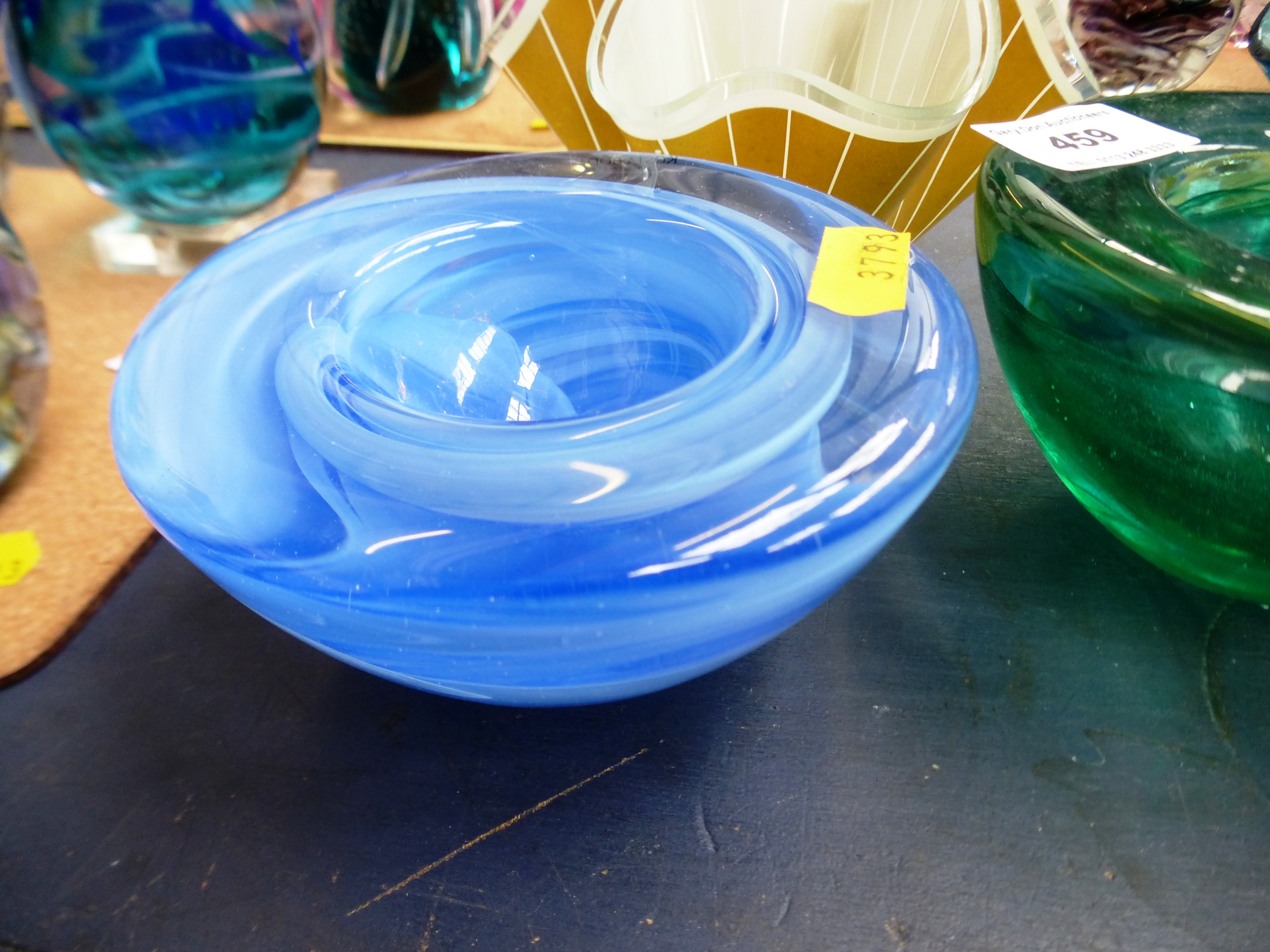 7 ASSORTED PIECES OF COLOURED GLASS INCLUDING KOSTA BODA, CHANCE GLASS AND CAITHNESS - Image 4 of 11