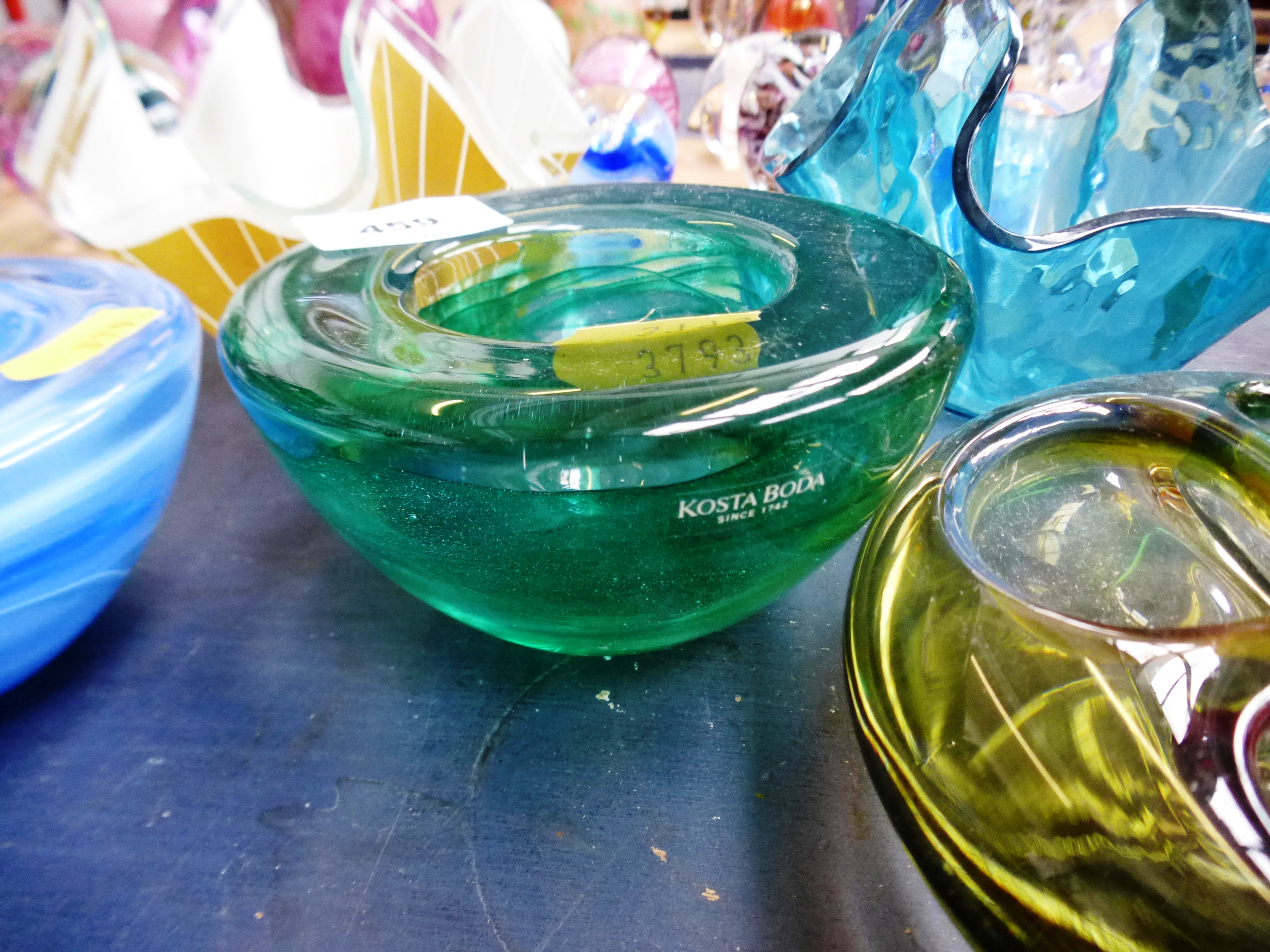 7 ASSORTED PIECES OF COLOURED GLASS INCLUDING KOSTA BODA, CHANCE GLASS AND CAITHNESS - Image 3 of 11