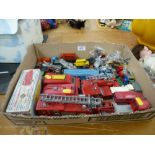 BOX OF ASSORTED VEHICLES INCLUDING BOXED DINKY SUPERTOYS 955 FIRE ENGINE, DINKY AND MATCHBOX