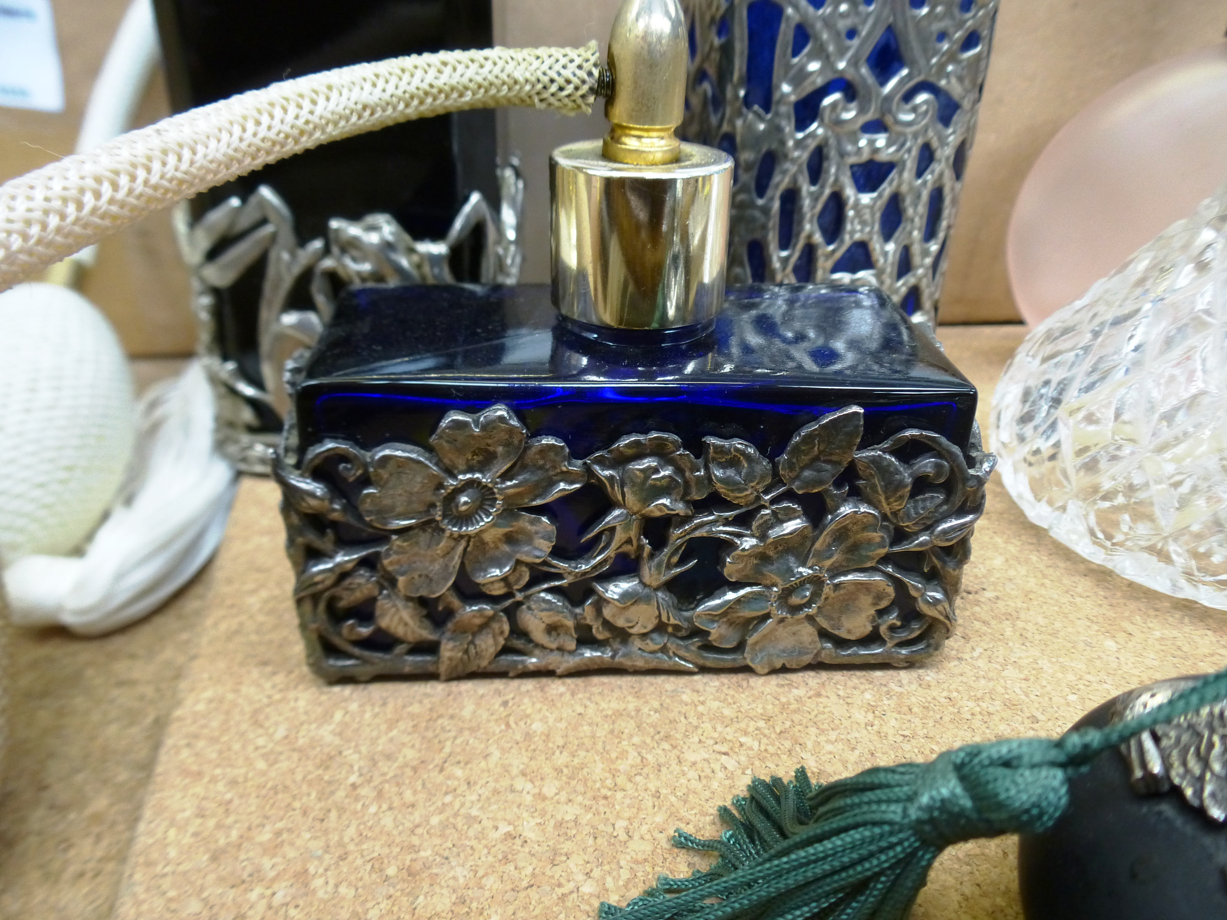 6 PERFUME BOTTLES AND A TRINKET BOX - Image 9 of 10