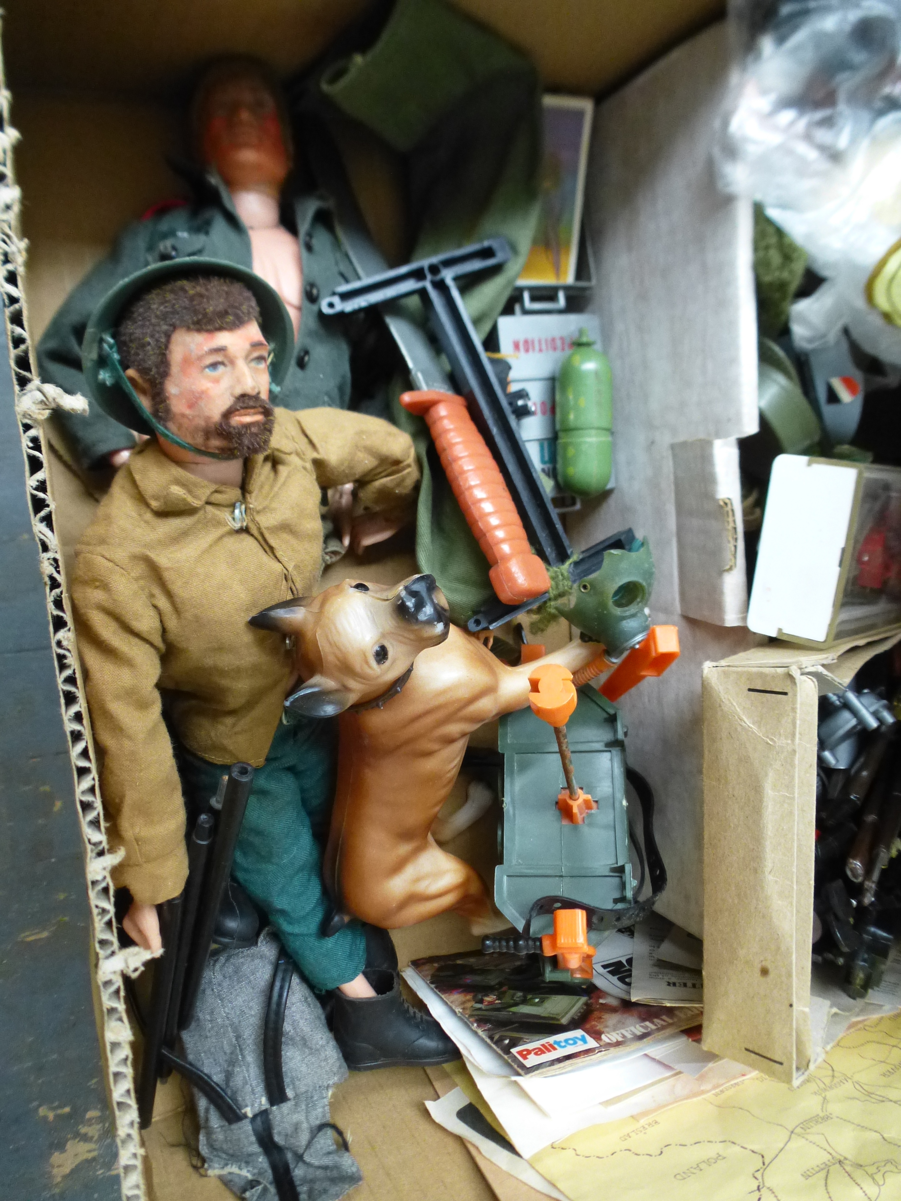 BOX OF ASSORTED ACTION MAN FIGURES AND ACCESSORIES AND A TANK - Image 6 of 18