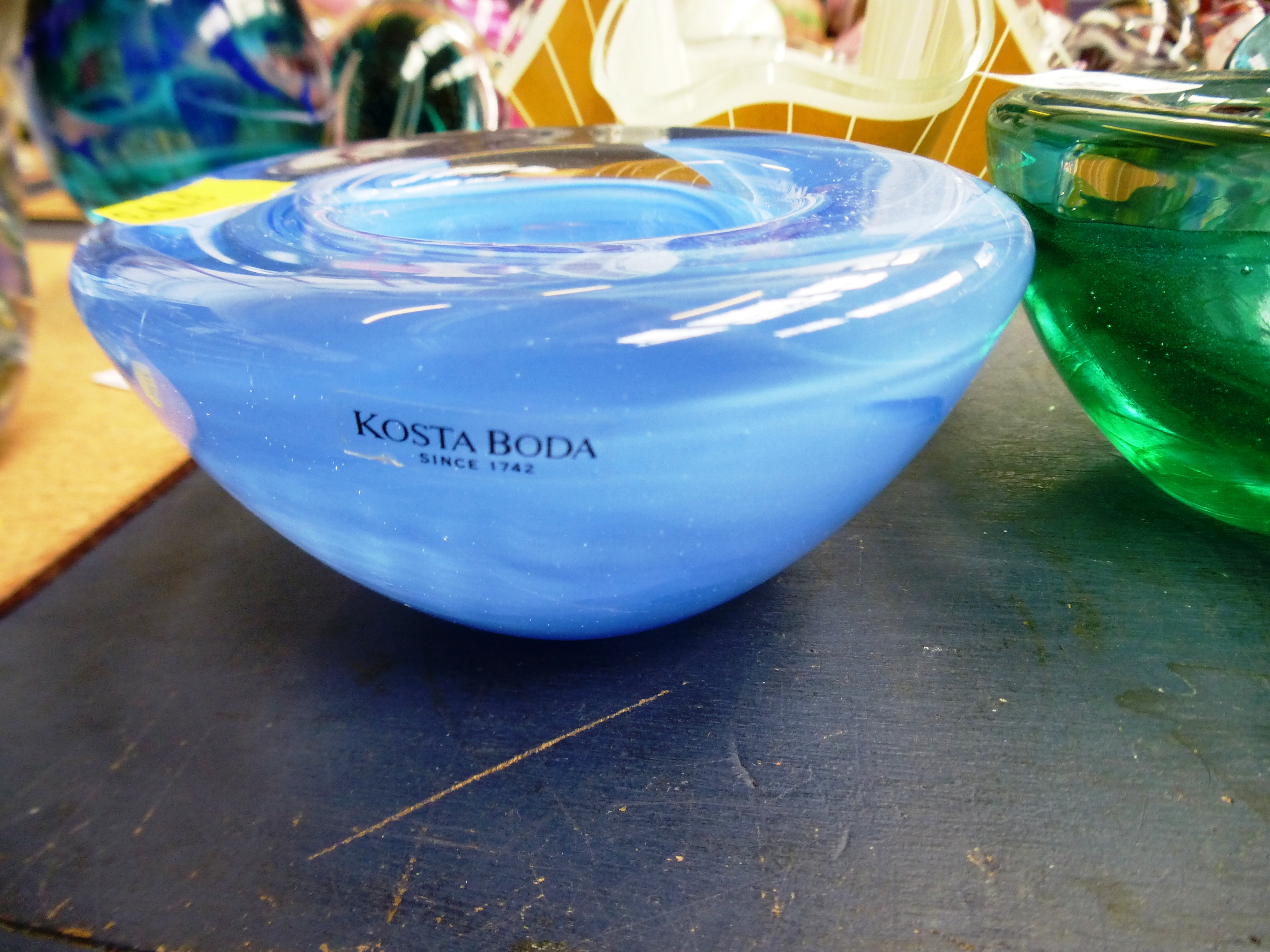 7 ASSORTED PIECES OF COLOURED GLASS INCLUDING KOSTA BODA, CHANCE GLASS AND CAITHNESS - Image 5 of 11