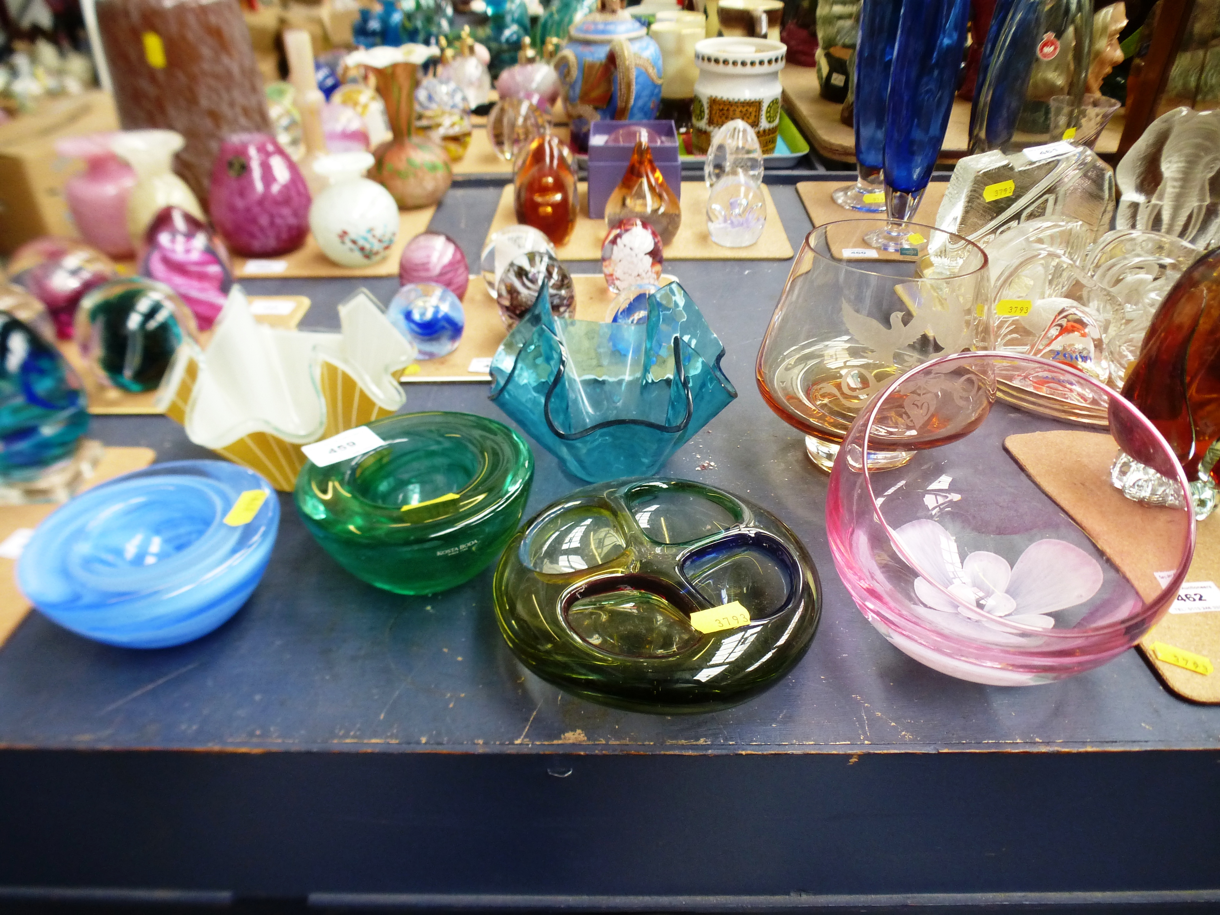 7 ASSORTED PIECES OF COLOURED GLASS INCLUDING KOSTA BODA, CHANCE GLASS AND CAITHNESS