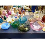 7 ASSORTED PIECES OF COLOURED GLASS INCLUDING KOSTA BODA, CHANCE GLASS AND CAITHNESS