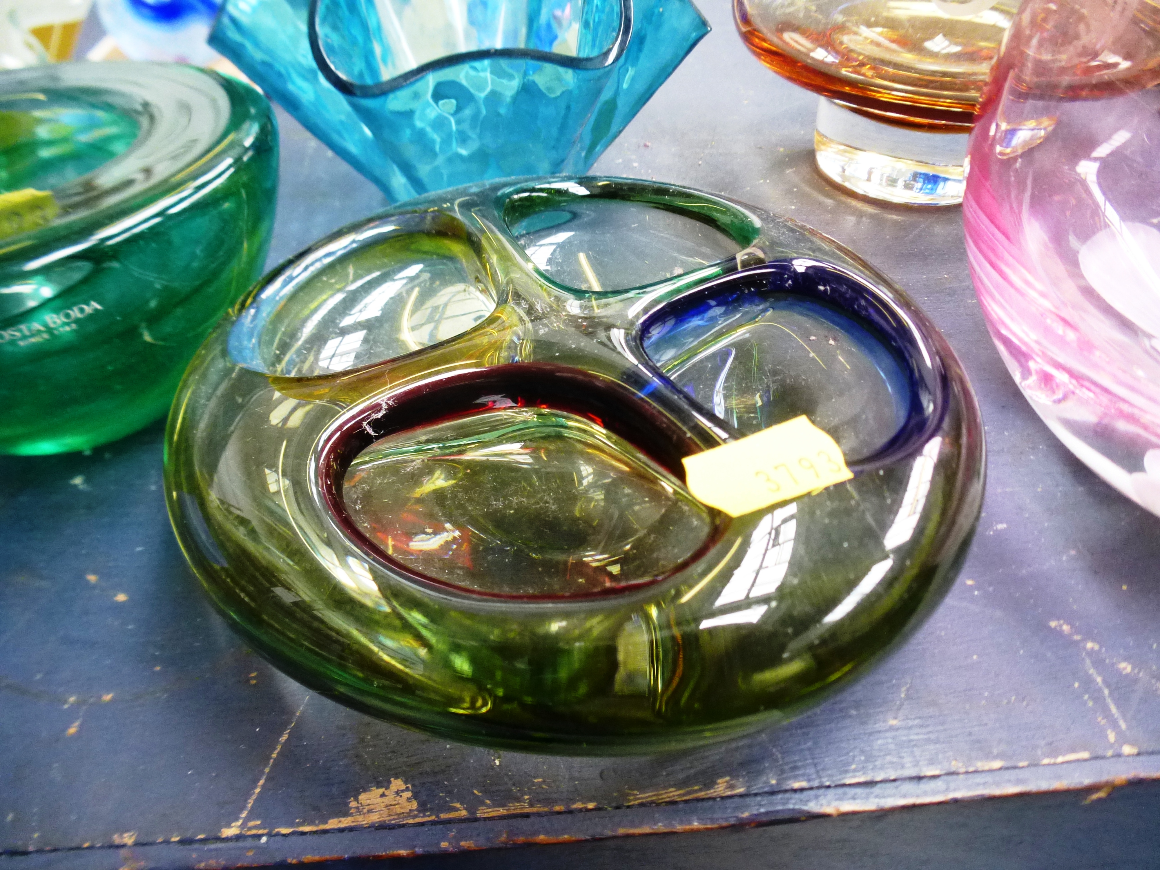 7 ASSORTED PIECES OF COLOURED GLASS INCLUDING KOSTA BODA, CHANCE GLASS AND CAITHNESS - Image 2 of 11