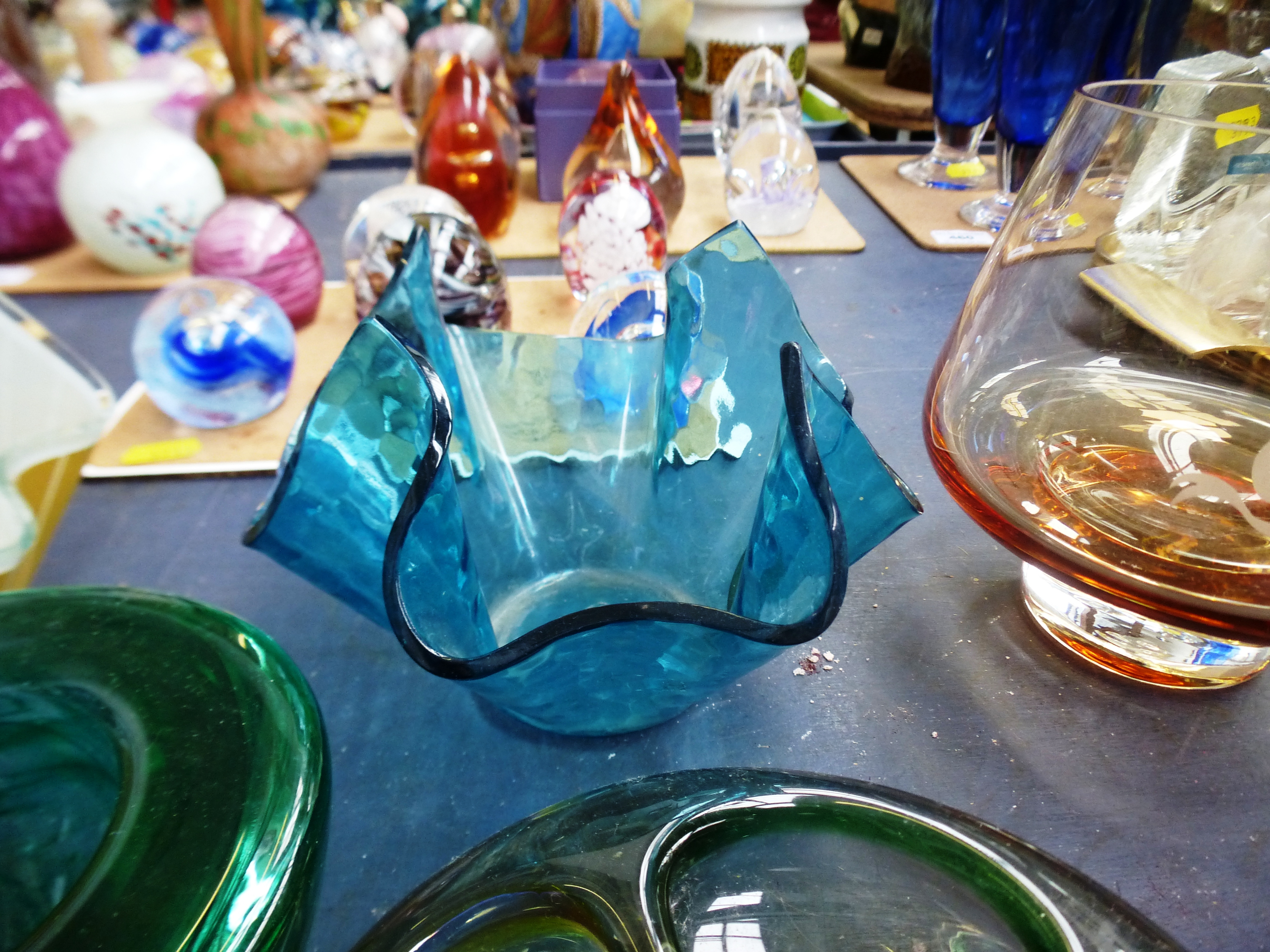 7 ASSORTED PIECES OF COLOURED GLASS INCLUDING KOSTA BODA, CHANCE GLASS AND CAITHNESS - Image 7 of 11