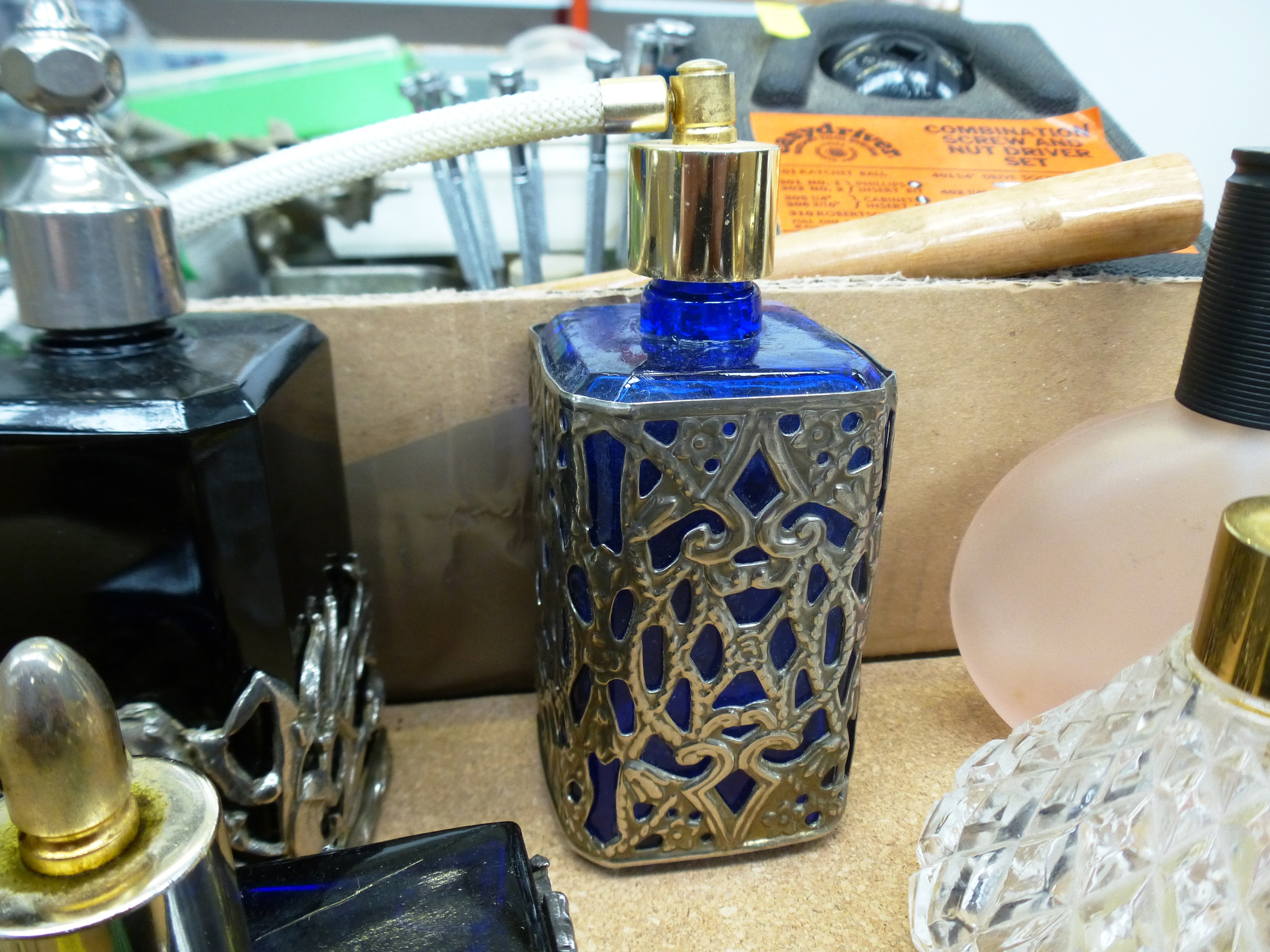 6 PERFUME BOTTLES AND A TRINKET BOX - Image 6 of 10