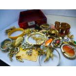 BOX OF ASSORTED COSTUME JEWELLERY INCLUDING BANGLES AND BROOCHES