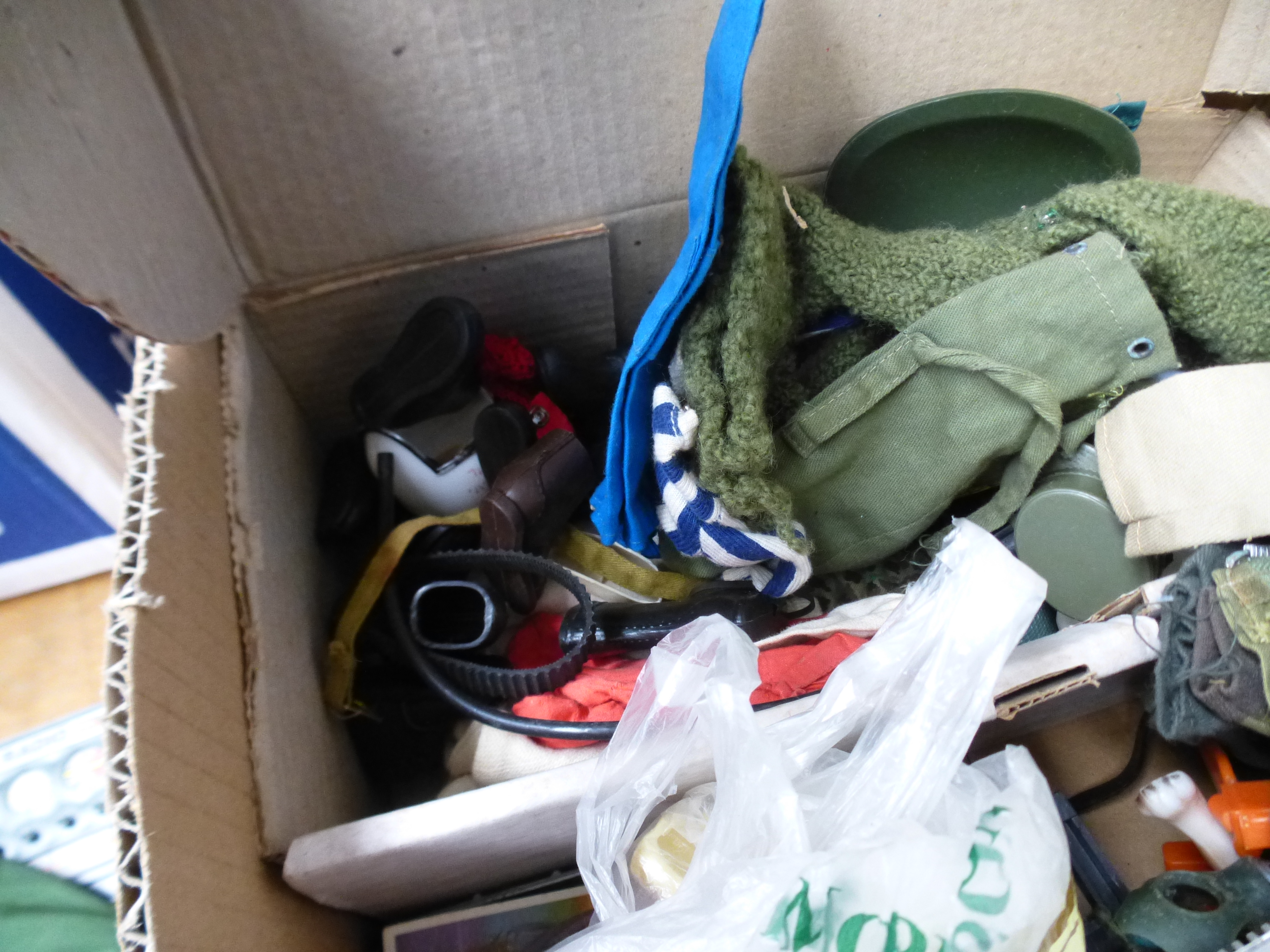 BOX OF ASSORTED ACTION MAN FIGURES AND ACCESSORIES AND A TANK - Image 10 of 18