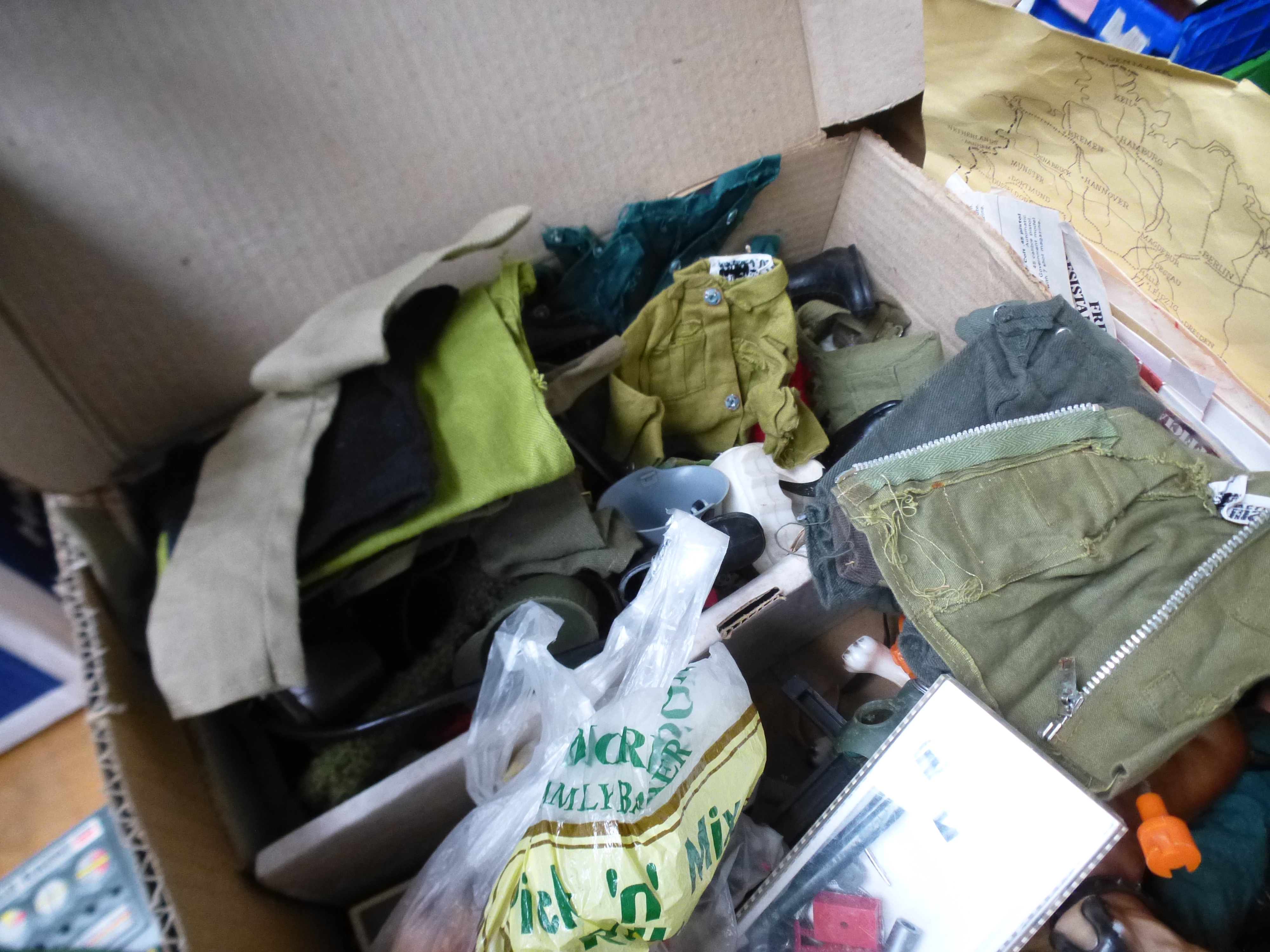 BOX OF ASSORTED ACTION MAN FIGURES AND ACCESSORIES AND A TANK - Image 9 of 18