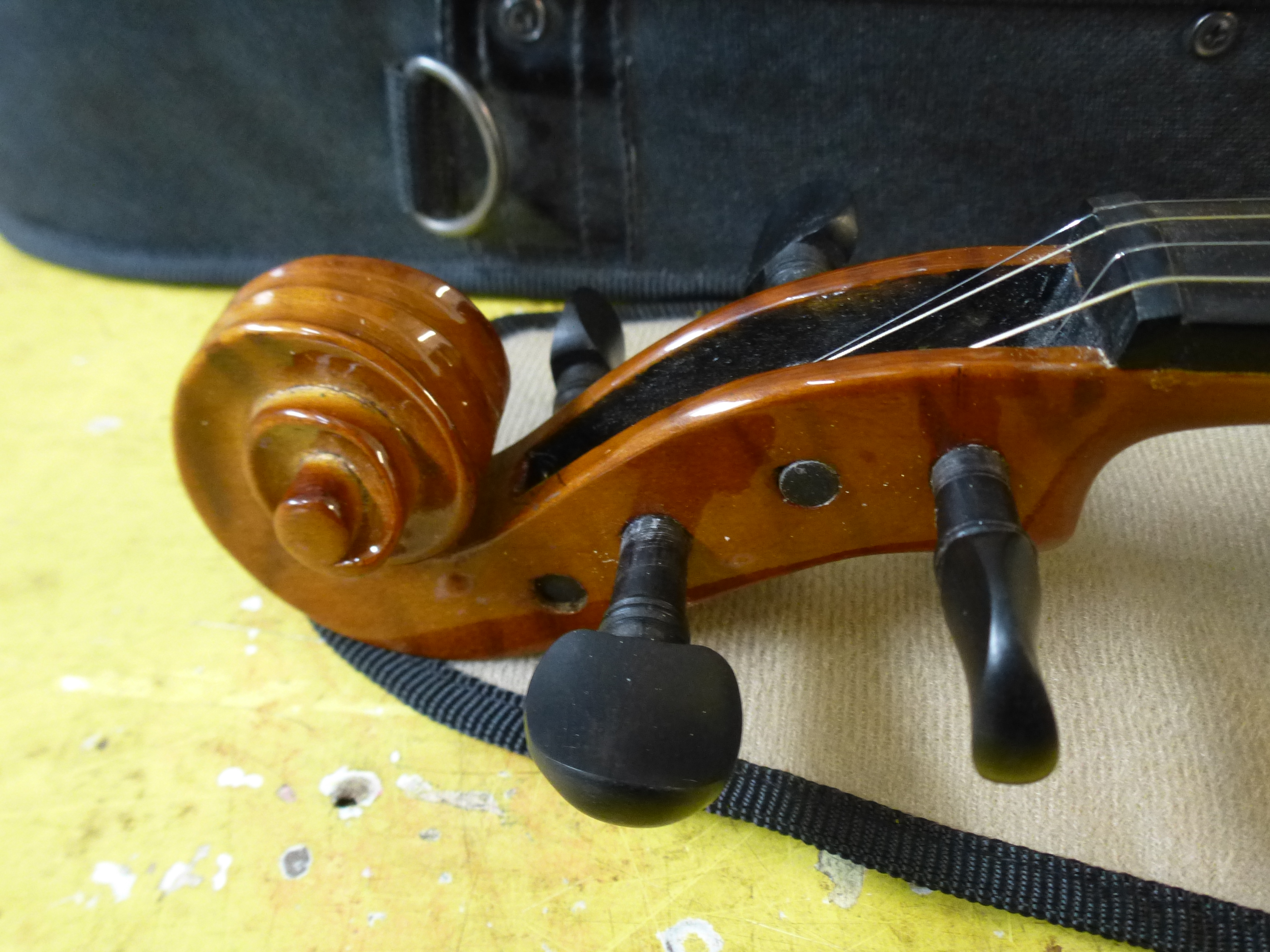 PALATINO VN-440 VIOLIN AND BOW IN CASE - Image 10 of 18