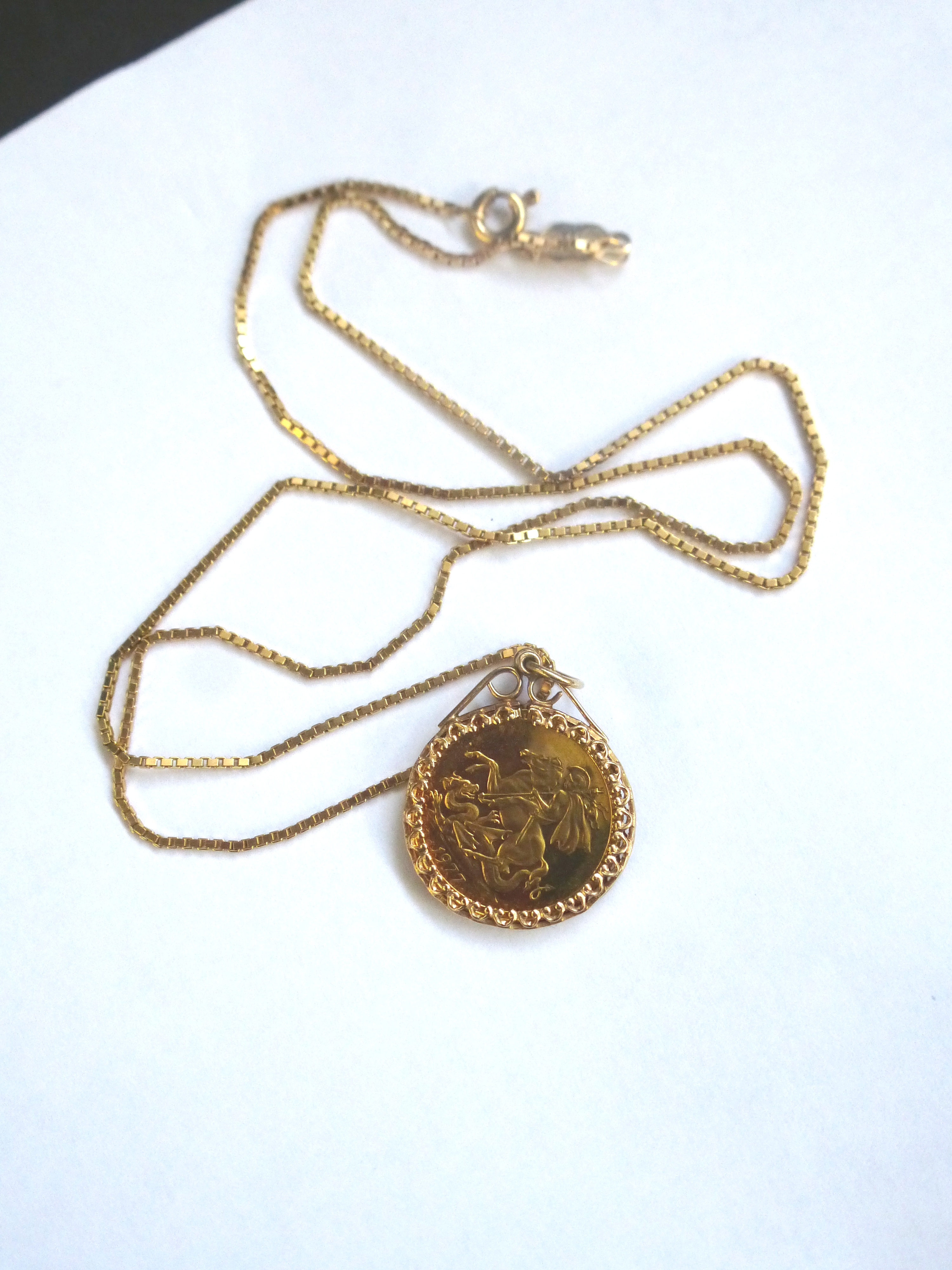 9K GOLD 1977 SILVER JUBILEE FANTASY SOVEREIGN IN 9K GOLD HOLDER WITH 9K GOLD CHAIN TOTAL W: 7.5G