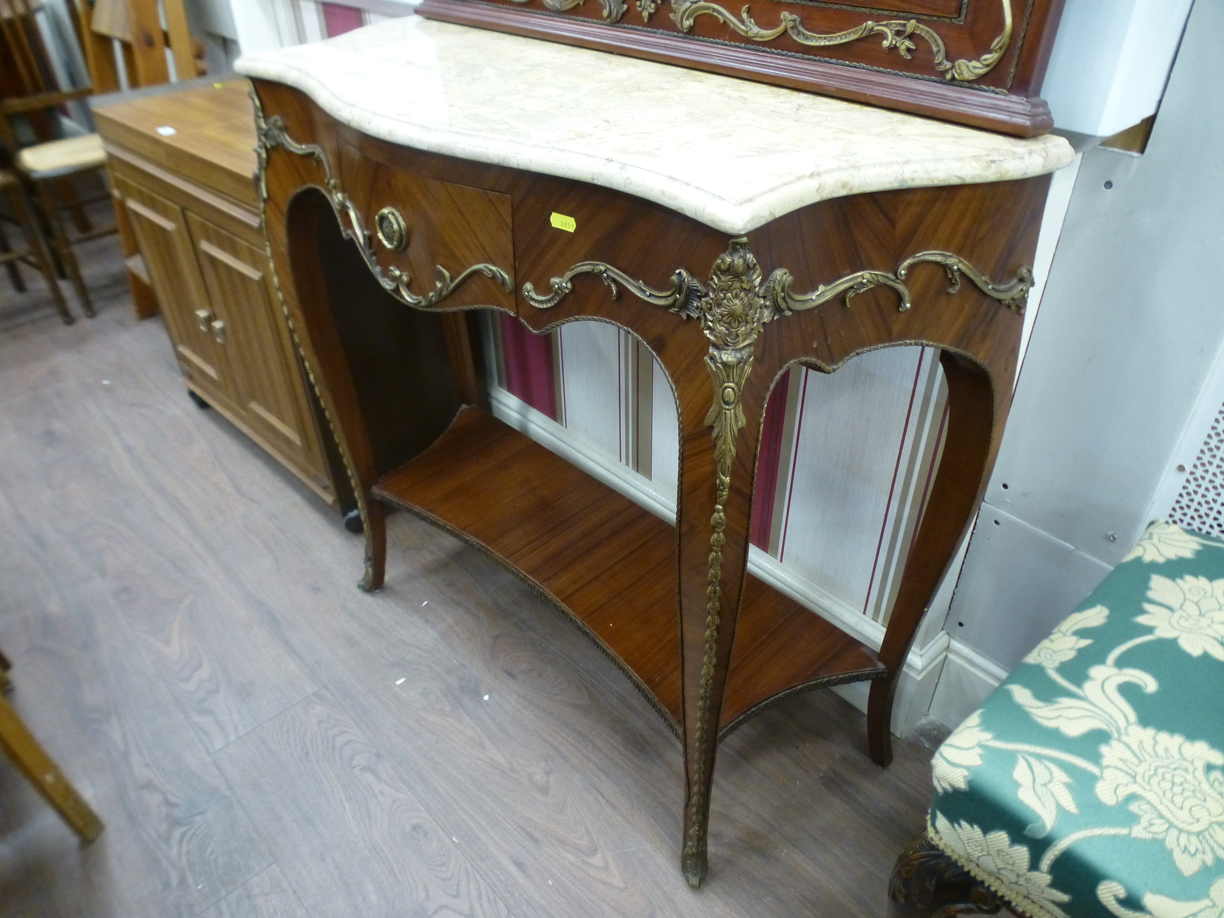 MARBLE TOP MIRRORED CONSOLE TABLE - Image 2 of 7